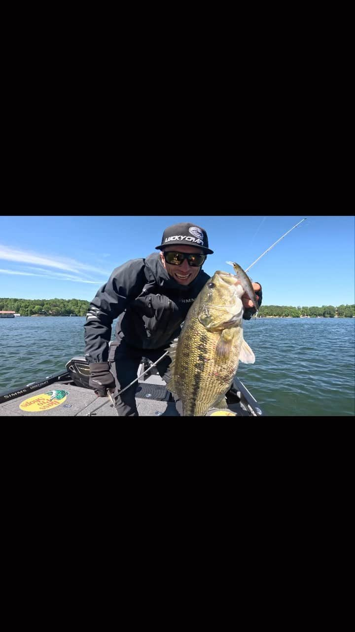 Brent Ehrlerのインスタグラム：「What you couldn’t see here is that a 12 inch spot got my Slender pointer…the 4 pounder came up and grabbed it. Had a double up until I tried to grab them. The 12 incher came off and I got the 4…that almost never happens. In a tournament, the opposite would have happened 😂 @luckycraftusa @simmsfishing @daiwausa @myyolotek @bassproshops #gopro #fishitwell」