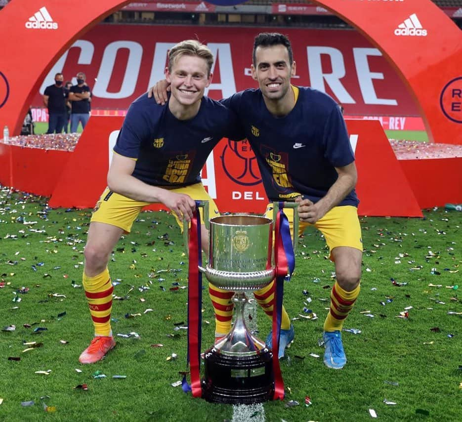 フレンキー・デ・ヨングのインスタグラム：「Busi, I feel privileged to have shared the pitch with you and play alongside such a legend.   From the day that I joined Barca, you helped me on and off the pitch.  A true legend of Barcelona and the game of football. 👏💙❤️ @5sergiob」