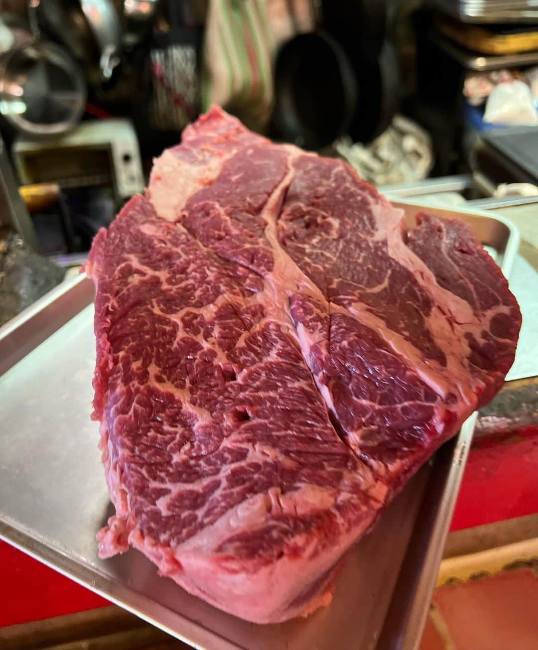 ライナ・ホワンさんのインスタグラム写真 - (ライナ・ホワンInstagram)「The biggest steak 🥩 in Japan found at Yokohama at @barnekonez 👀 thanks for finding this for me @japanfeast   Can I finish it? Watch the video here —> https://youtu.be/ASHXDOuHHYw」5月12日 2時21分 - rainaiscrazy
