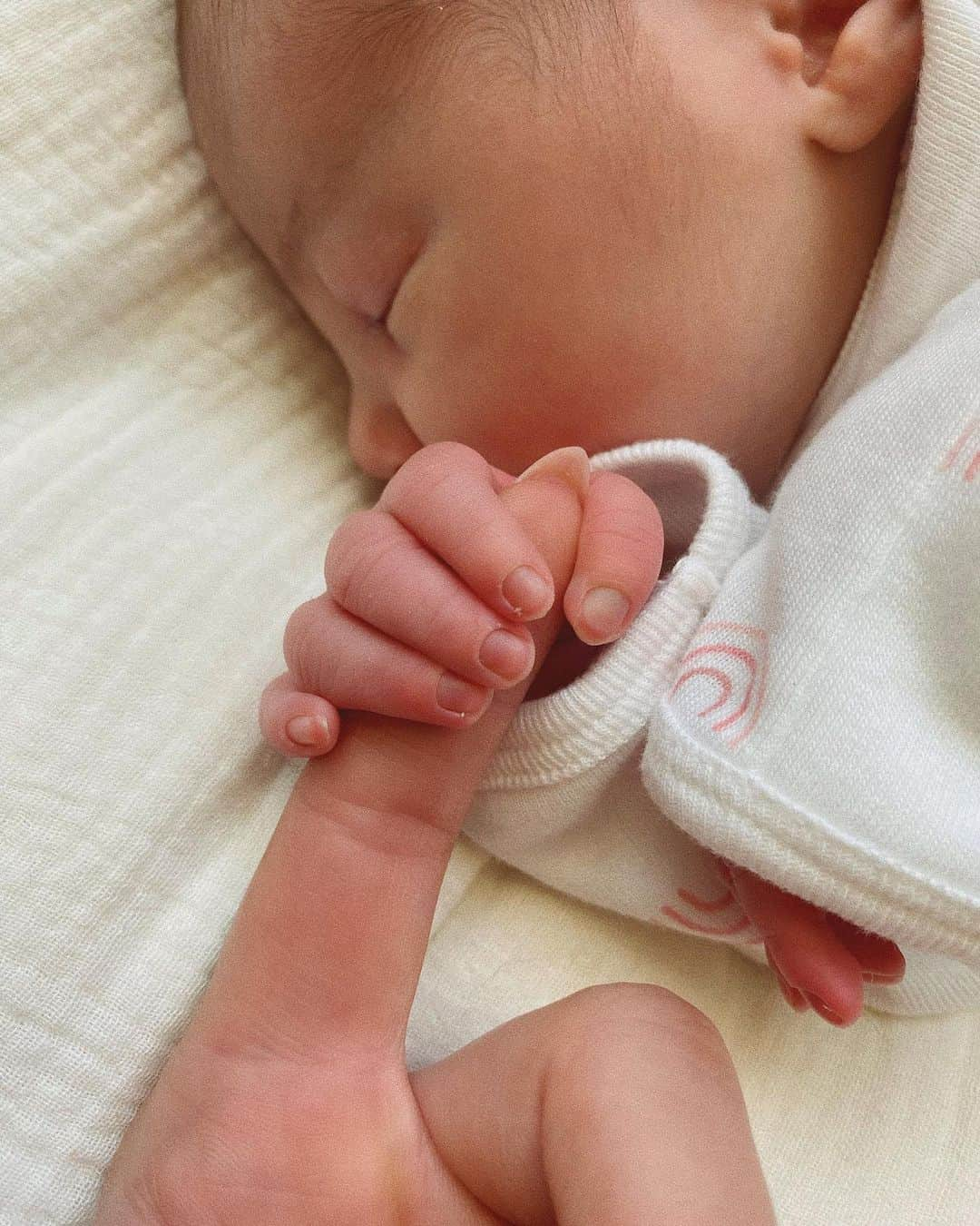 ホープ・ハワードさんのインスタグラム写真 - (ホープ・ハワードInstagram)「She’s finally here! Say hi to Ms. Mia! We’re currently in the newborn bubble handling all the beauty and challenges with love and gratitude.🙏🏽💗」5月12日 2時22分 - hopeisabelhoward