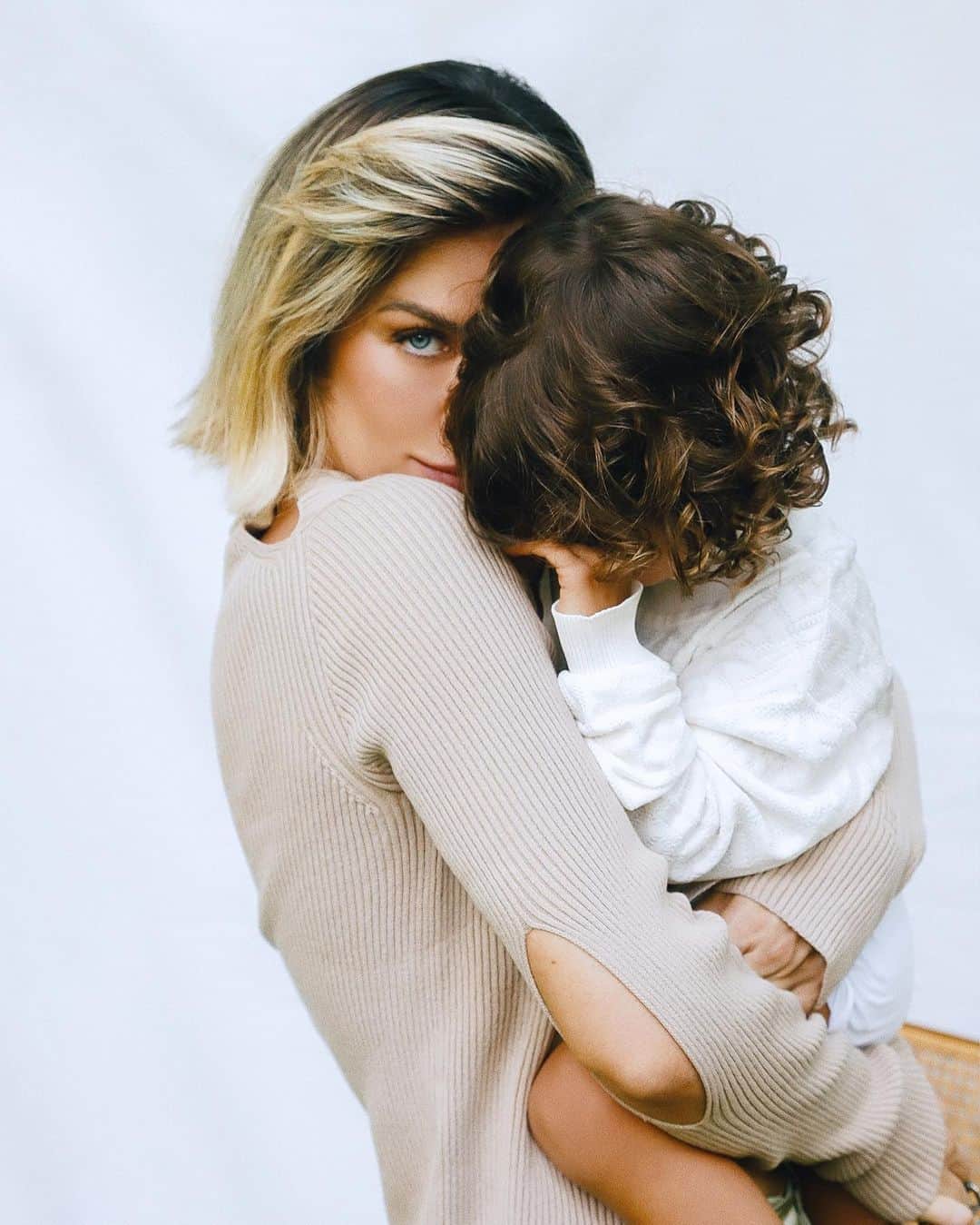 Giovanna Ewbankさんのインスタグラム写真 - (Giovanna EwbankInstagram)「Motherly love 🩵 @fendi」5月12日 2時16分 - gioewbank