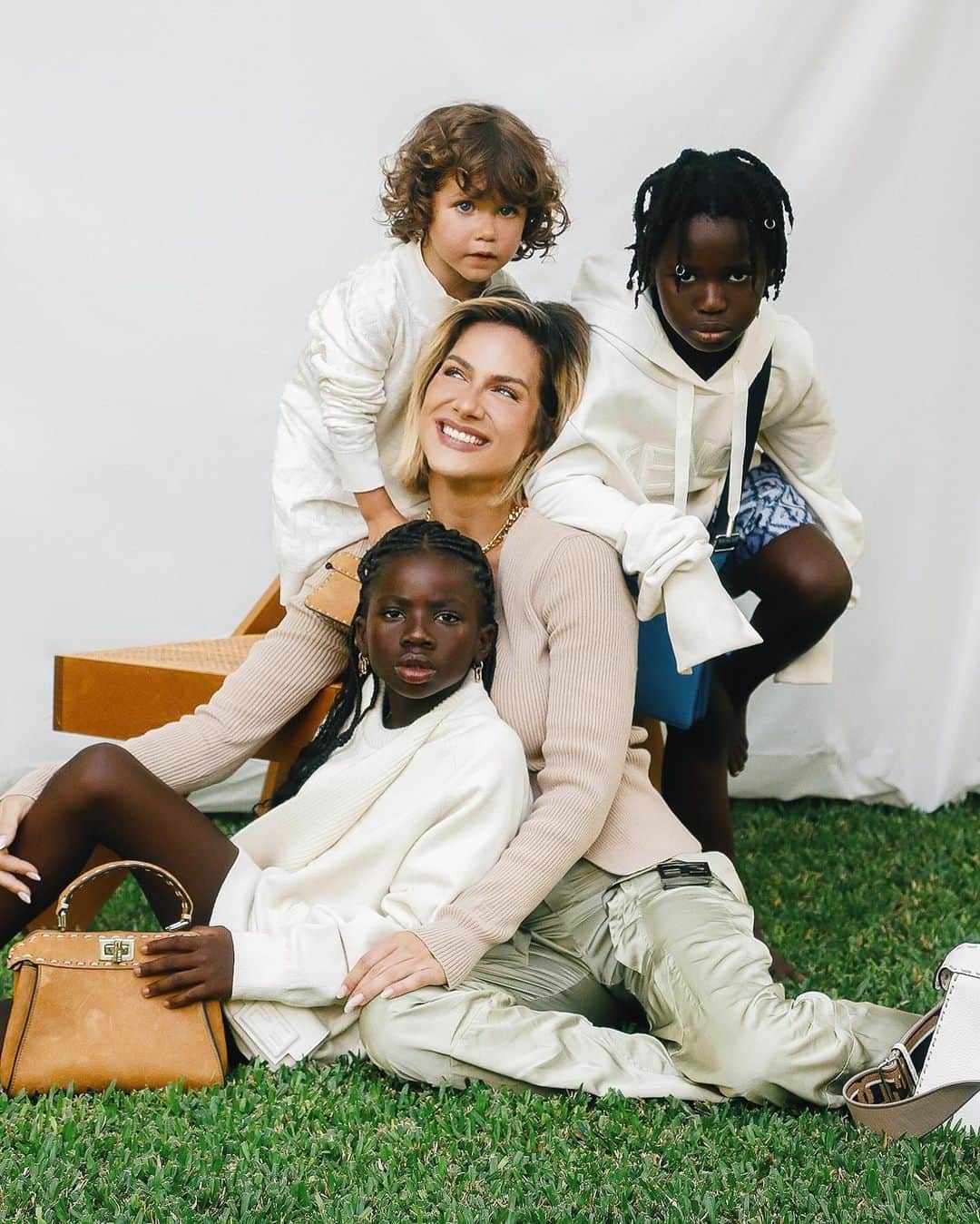 Giovanna Ewbankさんのインスタグラム写真 - (Giovanna EwbankInstagram)「Motherly love 🩵 @fendi」5月12日 2時16分 - gioewbank