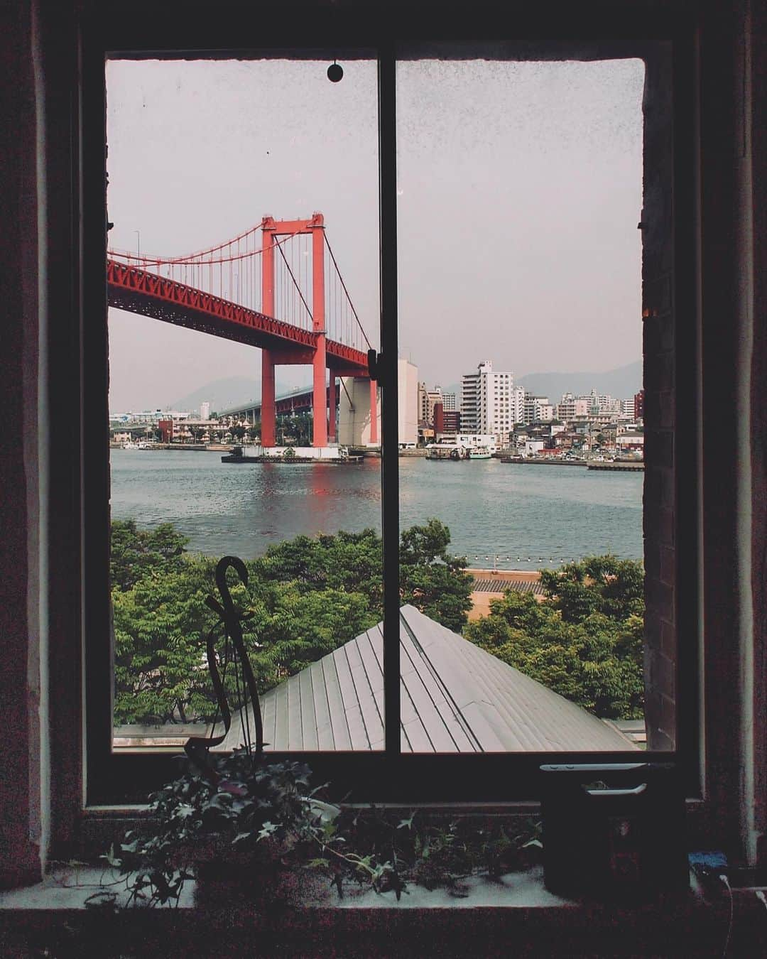 sunday_722のインスタグラム：「* * ここから魅せる風景 🖼️🌁 * 1/6/2014 Olympus EPL * #Olympus #ihaveathingforshadows #window #bridge #wakamatsu #kitakyushu #北九州市総合観光案内所 #若戸大橋 #海が見える風景 #Fukuokapics #fivesixmag #9minimal7 #tv_pointofview #ig_photooftheday #as_archive #gominimalmag #thesmartview #samewheremagazine  #東京カメラ #transfer_visions #shadows_magazine #ihaveathingforshadows #iedemo_graphy #art_of_japan_ #rox_captures #igersjp #IG_PHOS #genic_mag #rox_captures  #moodygrams」