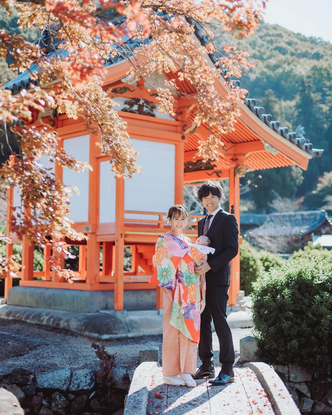 筒井萌子のインスタグラム：「*  　随分前のお宮参りphoto𖦊 　私164㎝あるんだけど👱🏽‍♂️が186㎝あるから 　めちゃくちゃ小さく見える（´-`）.｡oO 　娘は身長も体重も平均よりやや大きめ𖦊 　  　┈┈┈┈┈┈┈ ❁ ❁ ❁ ┈┈┈┈┈┈┈┈  　#サイベックス #サイベックスメリオ #baby 　#プレママ #出産準備 #生後3ヶ月 #両親学級　 　#プレママ教室 #baby #令和4年ベビー　 　#第一子 #秋生まれベビー #9月生まれ 　#育児日記 #子育て日記 #令和4年ベビー　 　#出産準備 #出産祝い #親子モデル #赤ちゃんモデル 　#ニューボーンフォト #newbornphotography  　#お食い初め #生後100日 #女の子ベビー 　#離乳食 #離乳食準備 #離乳食準備グッズ 　#お宮参り #お宮参りコーデ #お宮参りフォト」