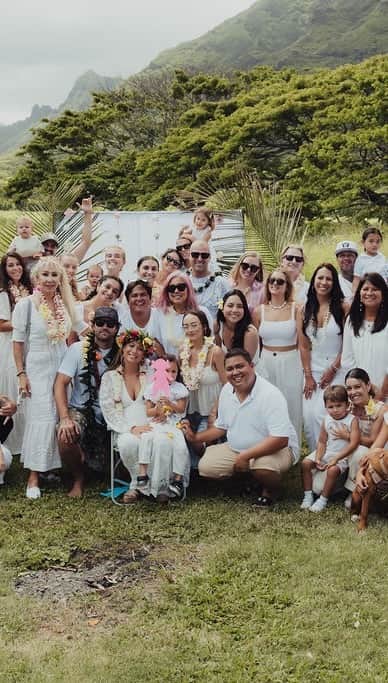 ティア・ブランコのインスタグラム：「Overflowing with love, happiness & gratitude 👼🏼 🌈💐💫I want to thank my hawaii fam for showering us with so much love last Sunday. The words “thank you” don’t feel like they suffice, but I want to thank you all anyway! First off, @nickibrue @mbrue @jonalinrayna for putting this special day together - we may not be blood, but I am so blessed to call you my hanai family! Our daughter’s godparents @mal_hudson & @reeltrophies for the most amazing gifts that made me weep 🥹 @ivanacook & @justinkalaniburbage for hosting and always having the best energy - I can’t wait for our daughters to be besties 👯‍♀️! @caylakmoore for teaching us how to make leis 🌺 Our parents @sina.blanco @simonblanco949 @ltlindathompson for coming to Oahu to celebrate with us 🙏🏽 @aaron_nakamura & @jtanimedia for documenting ❤️ & lastly, all of our friends and family for coming & blessing us with your presence! How lucky is my daughter to be loved by you all. I’ll remember this day forever 🪄clips by @jtanimedia」