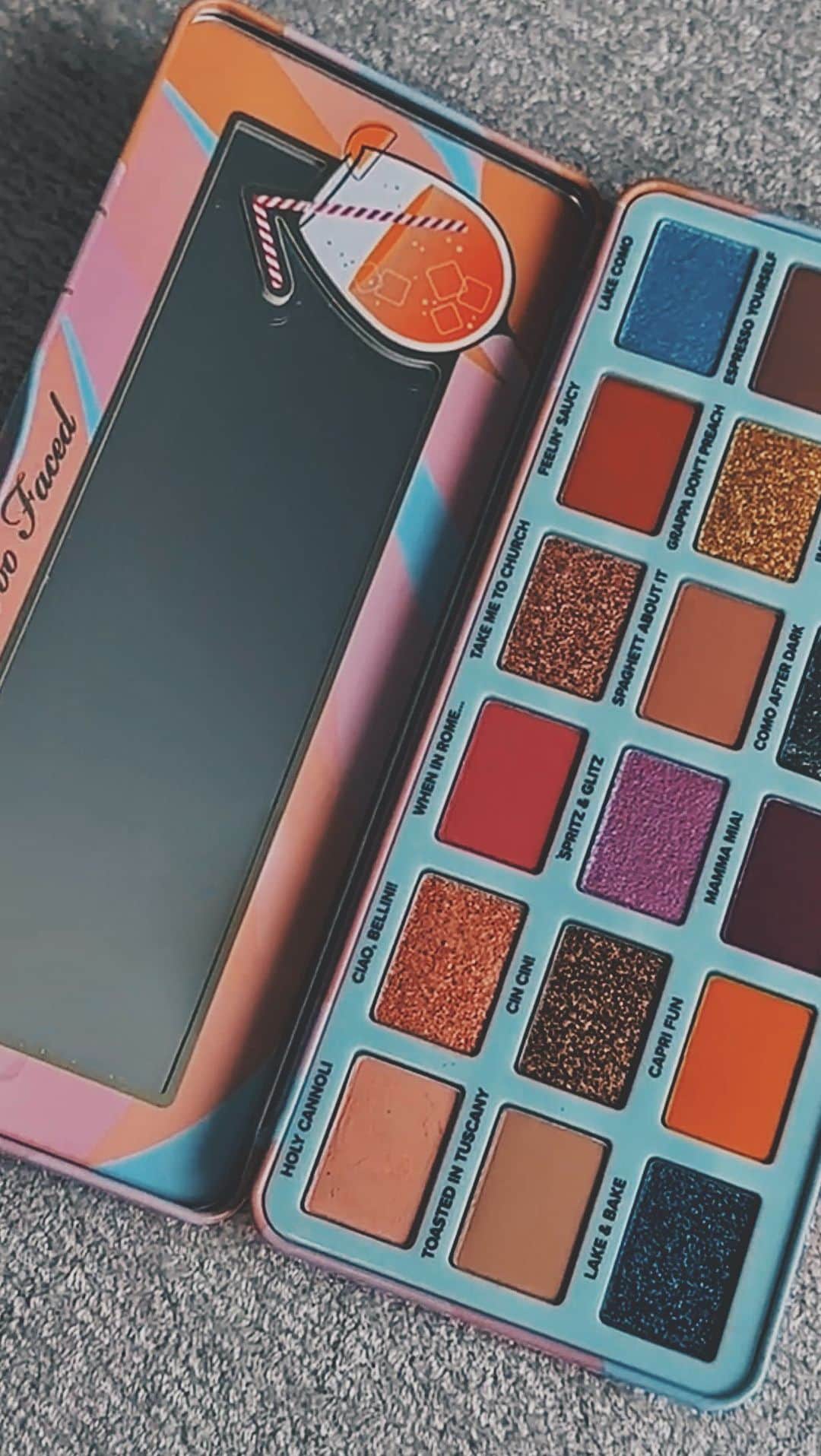 sananasのインスタグラム：「Always here for a spritz 🍹😉Je vous avais réalisé ce look sur tiktok en collaboration avec @toofacedlovesfrance du coup désolée pour la qualité je l’ai exporté pour vous la poster ici aussi ! Vous pensez quoi de cette nouvelle palette ? Qui a craqué ? Levez la main que je vous vois 👀  D’ailleurs c’est quoi votre palette du moment ?」