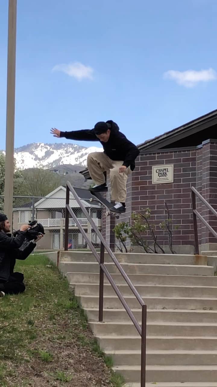 ジェイク・イラーディのインスタグラム：「Nollie 5050 😱🏔️ Check out that view 👀 📲 @shyliosweat」