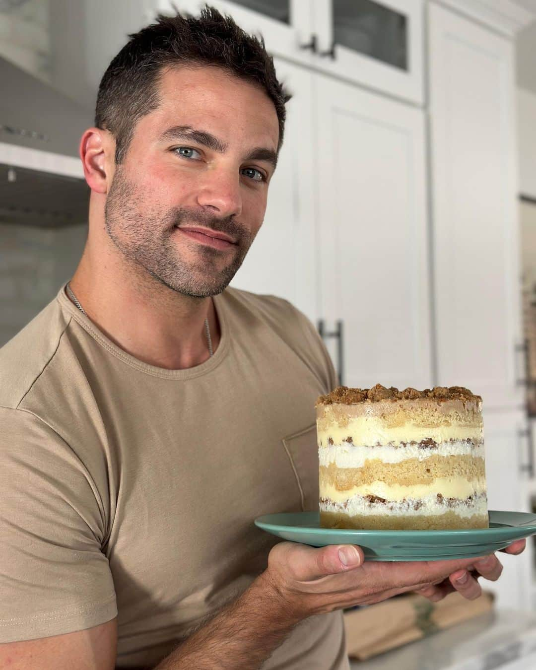 ブラント・ドーハティさんのインスタグラム写真 - (ブラント・ドーハティInstagram)「Sometimes I work out and do macho stuff and sometimes I get bored and bake cakes because life needs variety my friends」5月12日 2時26分 - brantdaugherty