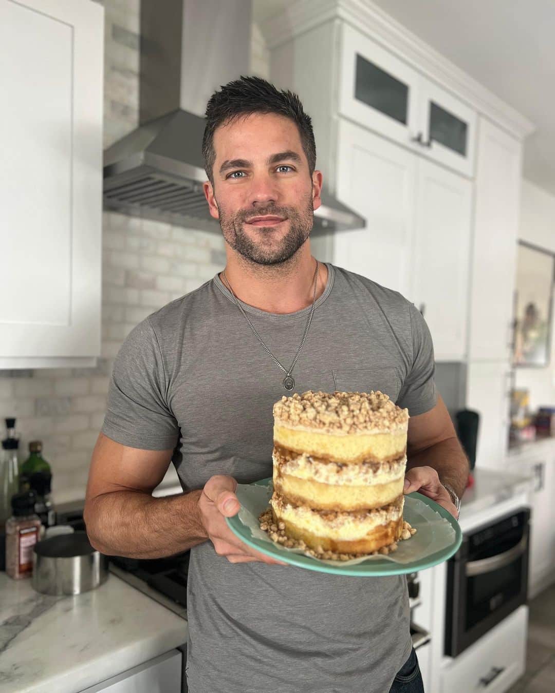 ブラント・ドーハティのインスタグラム：「Sometimes I work out and do macho stuff and sometimes I get bored and bake cakes because life needs variety my friends」