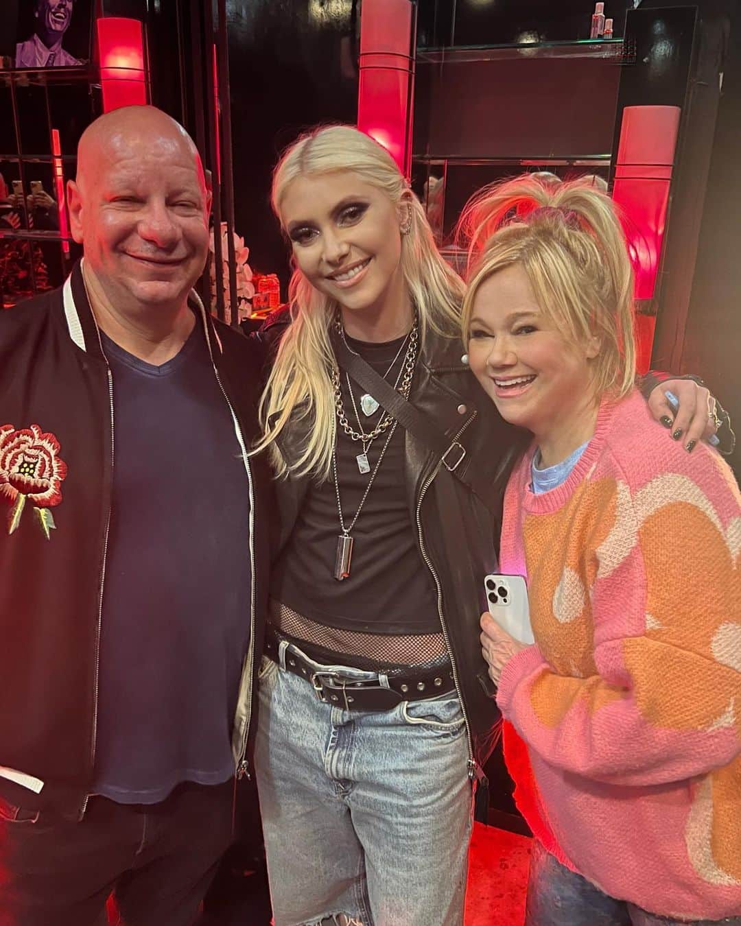 テイラー・モンセンのインスタグラム：「❤️❤️❤️ “laugh as much as you can in life” @therealjeffreyross @carolinerhea4real at @thecomedystore #rocklovescomedy」