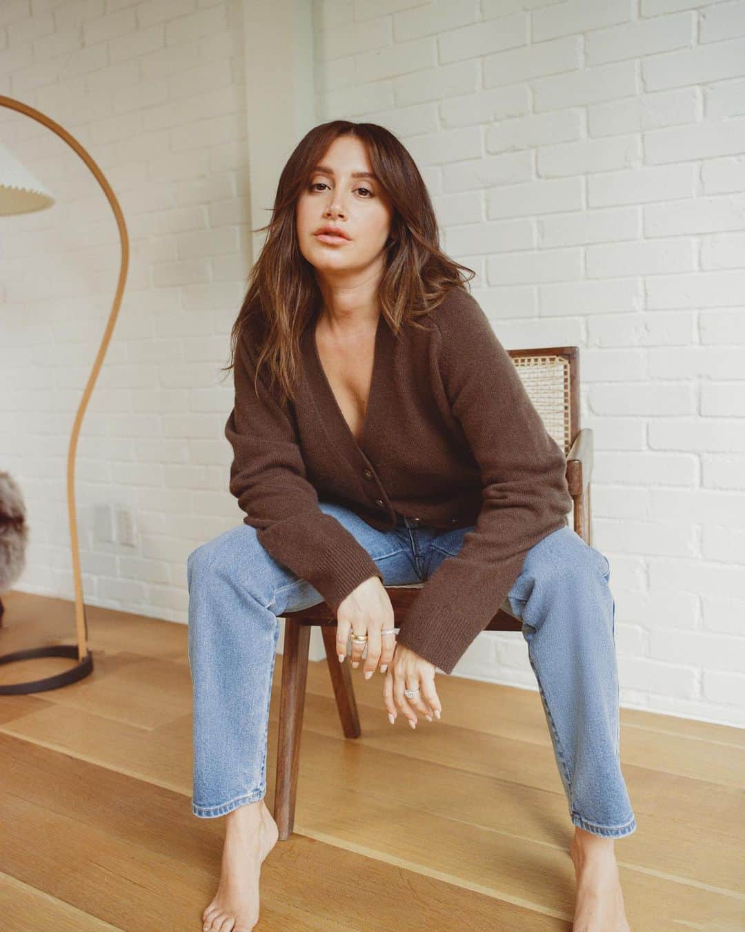 アシュレイ・ティスデイルのインスタグラム：「So excited to announce SENE X ASHLEY - a collection of sizeless denim I’ve designed in collaboration with @senestudio. 👖 I’ve had a really big body-image journey since having my baby and I’ve learned it’s not about having to fit into a number or defining yourself by it. I love that there’s no pressure in sizing your body, and that these jeans are made perfectly for you. There's four different styles that are inspired by my fave vintage denim— the mom style, straight style, the relaxed style, and the cigarette jean style. I feel like as long as you have those four styles in your closet, you just never need another jean! Shop now at the link in bio, I can't wait to see you guys in these jeans made perfectly for you as you are. 💙 #senepartner」