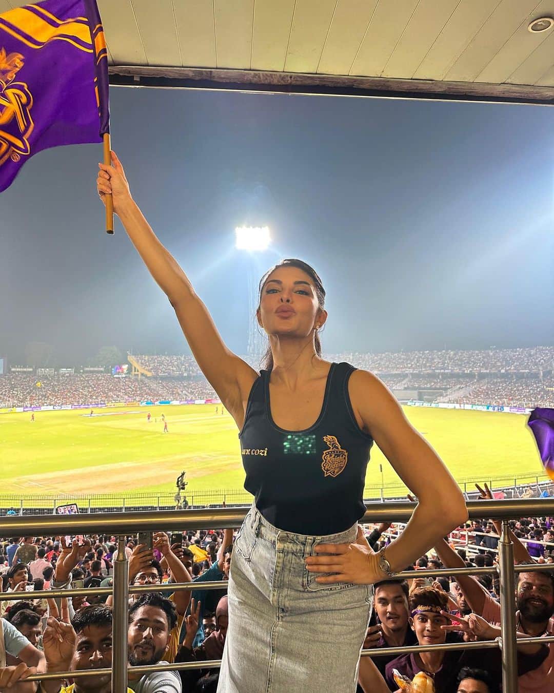 Jacqueline Fernandezさんのインスタグラム写真 - (Jacqueline FernandezInstagram)「Thank you @lux_cozi_innerwear for hosting us tonight at the @iplt20 at the Eden Gardens!! It was the best experience ❤️❤️ @kkriders @rajasthanroyals it was so amazing to watch you play live!!」5月12日 2時43分 - jacquelienefernandez