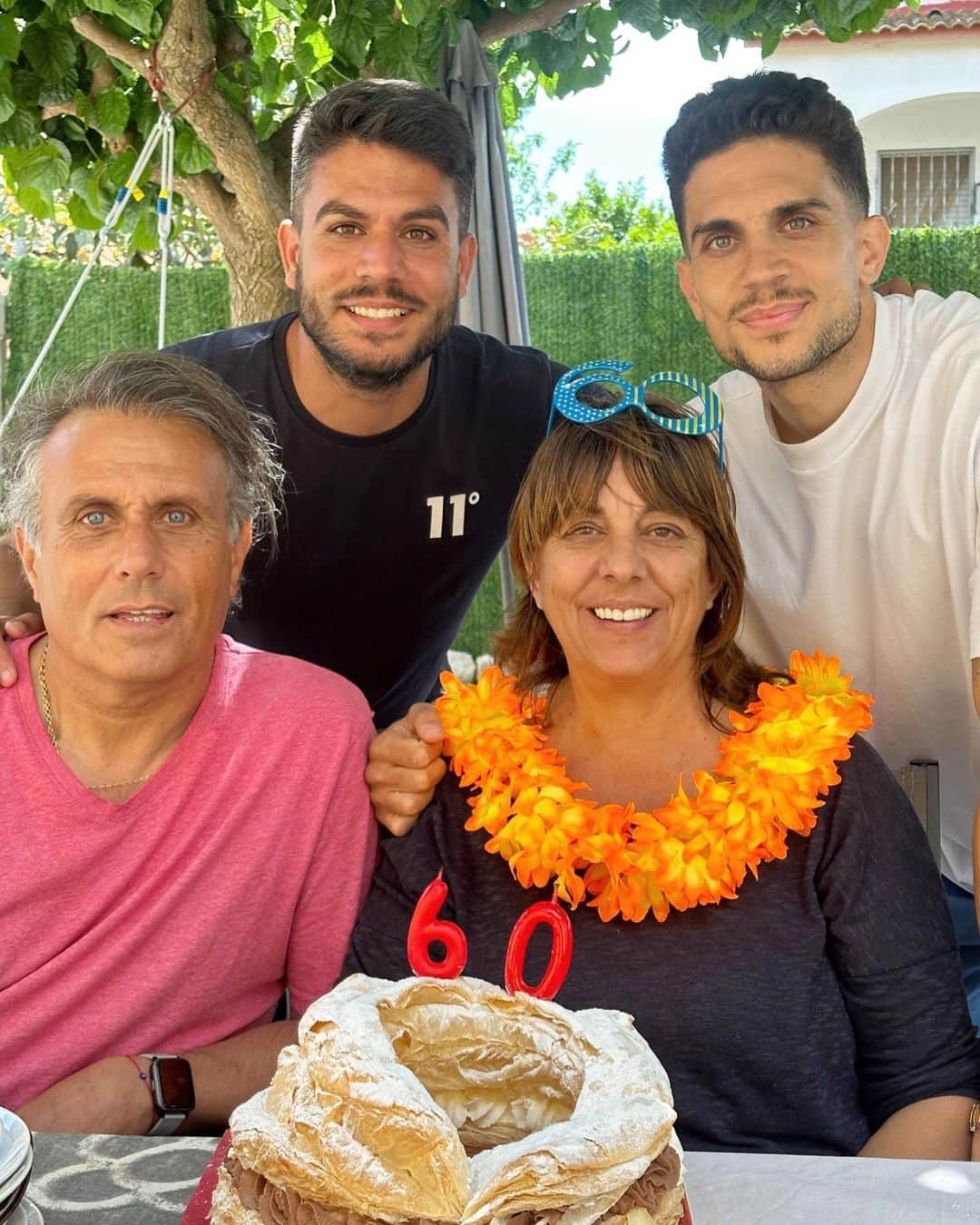 マルク・バルトラのインスタグラム：「Popurrí de Abril y Mayo.  1- Celebrando el 60 cumpleaños de mi madre. A ellos 3 les debo todo, estar con ellos de nuevo celebrando la vida ha sido un chute de energía para seguir en mi día a día a miles de kilómetros de toda mi gente. 2- Ella. Me hace feliz y hacerlo en esta época de mi vida tiene aún más valor. Su manera de ser y sus valores superan mil veces lo bonita que es por fuera. 3- Abril. La niña mas cañera y con el carácter más parecido al mio de los 3. Me lo paso muy bien con ella. (Mueve las caderas mejor que yo 😅) 4- Gym. Donde me paso bastantes horas semanales para estar lo mas óptimo posible. 5- Mis 3 hijos… creo que la imagen habla por si sola, ya sabéis lo que significan para mi. Amor puro. 6- Con mi compañero Turkmen. En nuestro estadio 🏟️. El trabajo en equipo es lo más importante en el fútbol. 7- Jose, mi fisio personal de hace años y gran amigo. Siempre cuidando los detalles para tenerme lo mejor posible en cada partido. Es muy muy bueno en su trabajo pero aún lo es más como persona. 8- Gol de mi amigo y vecino Umut Bozok. Me alegré mucho por él. 9- Paseos de paz y buena vibra, con la princesita Mümü.」