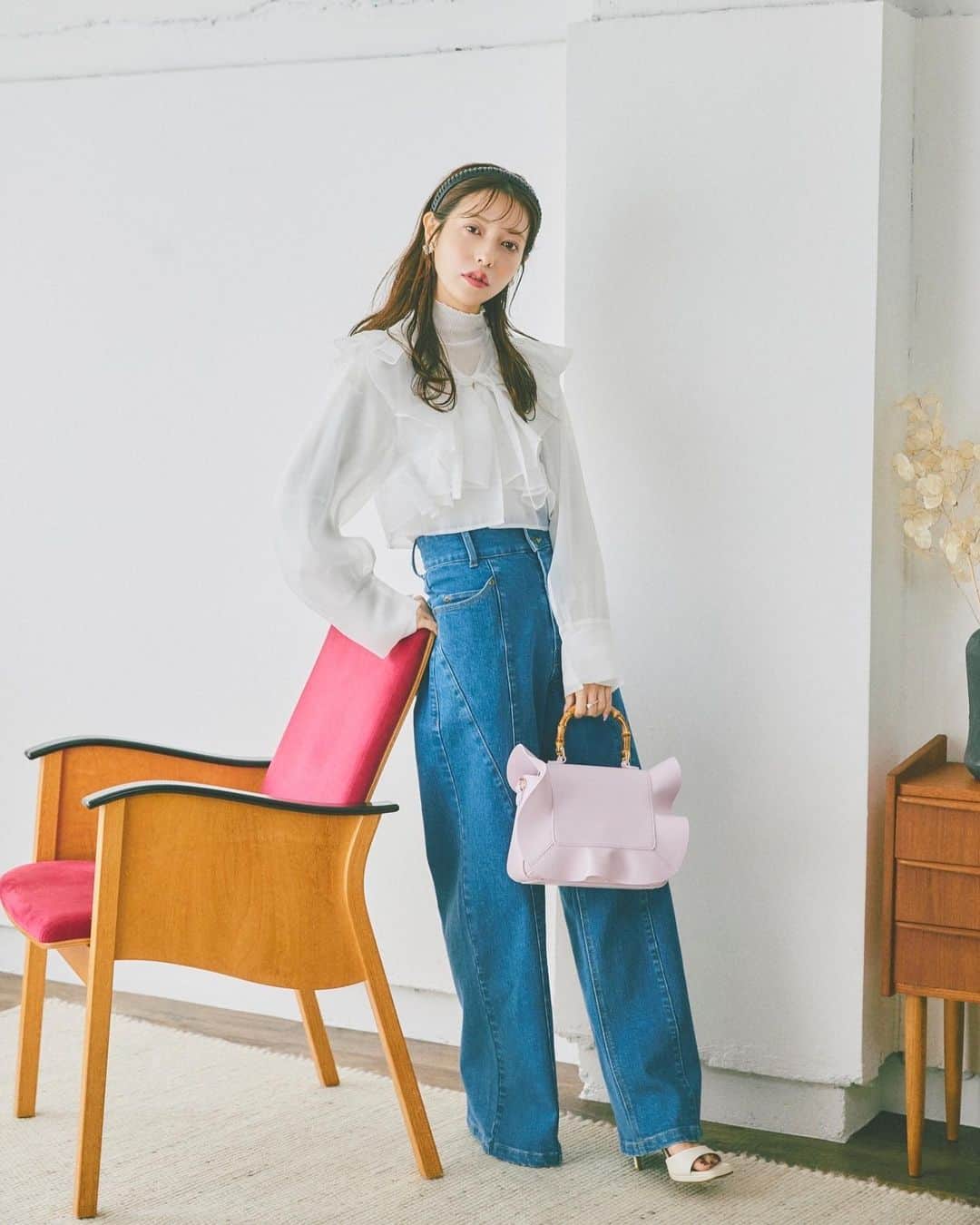 斉藤優里のインスタグラム：「デニム×ブラウス って大人コーデの鉄板💙 ただ女の子らしさを私は忘れたくないから こういう時は絶対ヒール合わせにするよ♡ ⁡ デニムでカジュアル感あるけど女の子らしさ全開で☺️ ⁡ カチューシャも普段可愛過ぎちゃう気がして あんまりつけられないけど前髪をかなり薄くしたら 大人っぽくもつけられた気がしたよ〜♡♡♡ ⁡ _____ ⁡ tops...@cocodeal_official pants...@lilliancarat_official Katyusha...@anemone_official earring...@earrings_larc ring...tomomi.s-jewelry @__ripsalis__ bag...@31sonsdemode ⁡ _____ ⁡ #今日の服 #今日のコーデ #ゆったんコーデ #斉藤優里 #ゆったん」