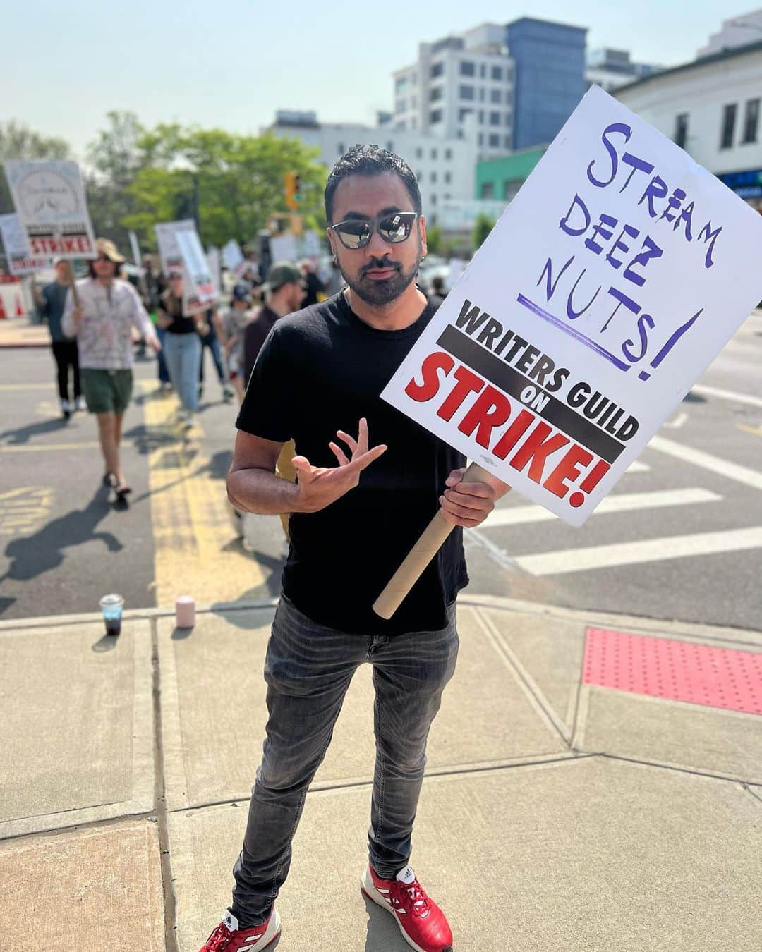 カル・ペンのインスタグラム：「Writers create the content that makes streaming services billions of dollars. The Union is asking for fairness in pay & very reasonable professional protections. Media executives love to tweet about equity - do the right thing and practice it.」