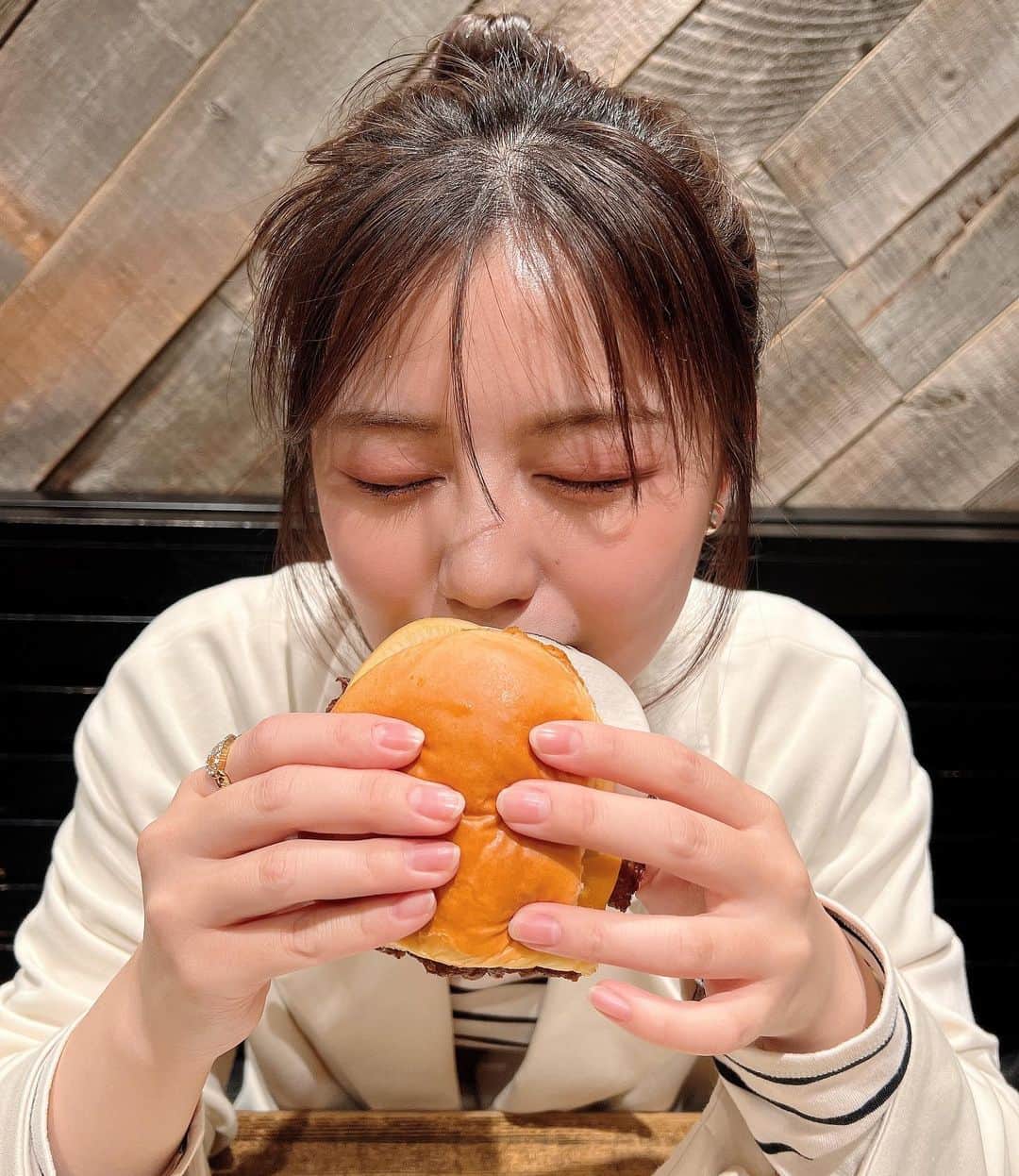 加藤愛梨さんのインスタグラム写真 - (加藤愛梨Instagram)「美味しすぎてこの顔😂🍔🥤💞  だいすきなシェイクシャック 高校生の時、学校の近くにあって東京ドームシティで帰り道によく食べてたな🤤♡ 今でも一人ランチでよく食べる。 味に感動して、企業理念とかお店のこだわり調べながら感動して食べてた😃  　  　  　  ミシュラン★★のフレンチレストラン「La Cime」の高田祐介シェフとのコラボ特別メニュー🤭♡  ハンバーガーにカブが！！ 新しい味覚改革🤤 推しはミックスジュースシェイク 🍌🍊🍎🍑🍍 何も言わなくていいよね、顔から美味しさ感じてね  　  5/27㈯ 外苑いちょう並木店 5/28㈰ 梅田阪神店 にて各1日限定販売するそうなので、ぜひ🍔🥤♡☺️ @shakeshackjpn   　  　  　  　  　  　  #shakeshack #シェイクシャック  #シェフコラボ  #ハンバーガー  #ハンバーガー部  #ハンバーガー女子  #ハンバーガーランチ  #ハンバーガー好きな人と繋がりたい  #お団子ヘア  #ミックスジュース  #外苑前いちょう並木  #ポテトフライ  #フライドポテト  #好きな食べ物は  #じゃがいも」5月12日 22時50分 - l_ovepear