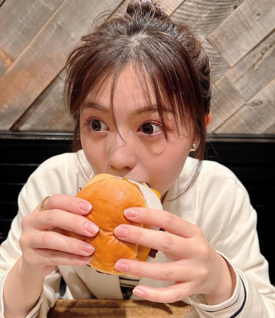 加藤愛梨さんのインスタグラム写真 - (加藤愛梨Instagram)「美味しすぎてこの顔😂🍔🥤💞  だいすきなシェイクシャック 高校生の時、学校の近くにあって東京ドームシティで帰り道によく食べてたな🤤♡ 今でも一人ランチでよく食べる。 味に感動して、企業理念とかお店のこだわり調べながら感動して食べてた😃  　  　  　  ミシュラン★★のフレンチレストラン「La Cime」の高田祐介シェフとのコラボ特別メニュー🤭♡  ハンバーガーにカブが！！ 新しい味覚改革🤤 推しはミックスジュースシェイク 🍌🍊🍎🍑🍍 何も言わなくていいよね、顔から美味しさ感じてね  　  5/27㈯ 外苑いちょう並木店 5/28㈰ 梅田阪神店 にて各1日限定販売するそうなので、ぜひ🍔🥤♡☺️ @shakeshackjpn   　  　  　  　  　  　  #shakeshack #シェイクシャック  #シェフコラボ  #ハンバーガー  #ハンバーガー部  #ハンバーガー女子  #ハンバーガーランチ  #ハンバーガー好きな人と繋がりたい  #お団子ヘア  #ミックスジュース  #外苑前いちょう並木  #ポテトフライ  #フライドポテト  #好きな食べ物は  #じゃがいも」5月12日 22時50分 - l_ovepear