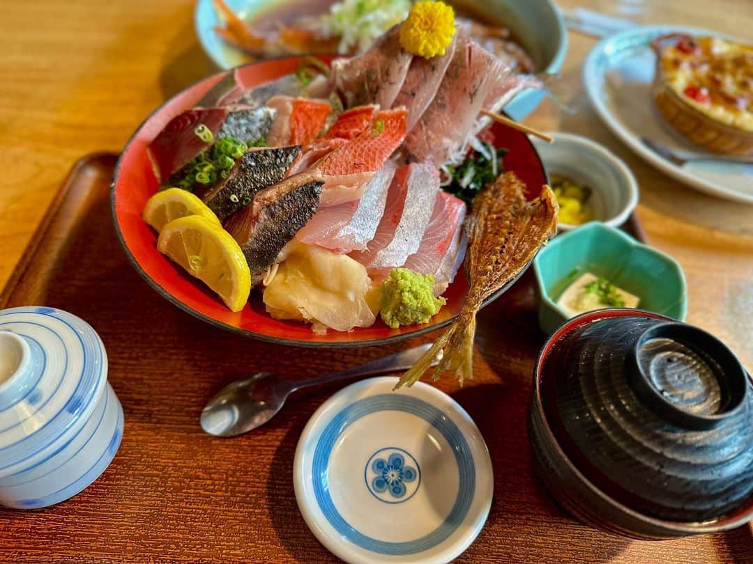 松本弥生さんのインスタグラム写真 - (松本弥生Instagram)「・ 茅ヶ崎 あさまる  生しらす食べに行ったのに不漁。 車で向かいながら、薄々気付いてたよ。 雨降ってるのに漁に行かないよね。って。。。 またリベンジします！！  この海鮮丼、魚は分厚いし美味しいし、アジ3枚入ってるし、金目鯛もこれでもかってくらい入って2,000円です。。やっすー。  また生しらすリベンジ行くぞー！！  #茅ヶ崎 #あさまる #生しらす #不漁 #江ノ島ドライブ」5月12日 3時15分 - yayoi_matsumoto841