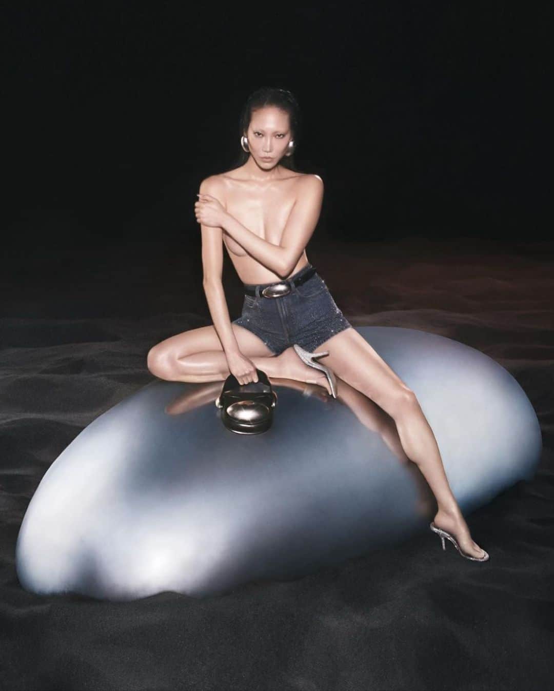 パク ・スジュのインスタグラム：「The Dome has landed 🪐 @alexanderwangny PreFall 2023 @alexwangny  photo @markluckasavage  stylist @jasonrider  hair @tsukihair  makeup @kalikennedy  nail @nailsbymei  casting @establishmentny set design @laurennikrooz」
