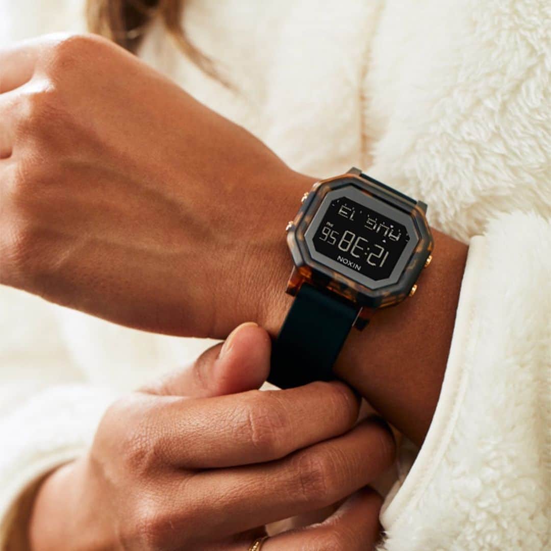 ニクソンのインスタグラム：「Sound the alarm 🚨  The Siren takes the everyday digital watch to another level by blending the feel of performance activewear with the look of modern fashion.   Plus, the tide functionality makes a quick surf before happy hour a no-brainer.」