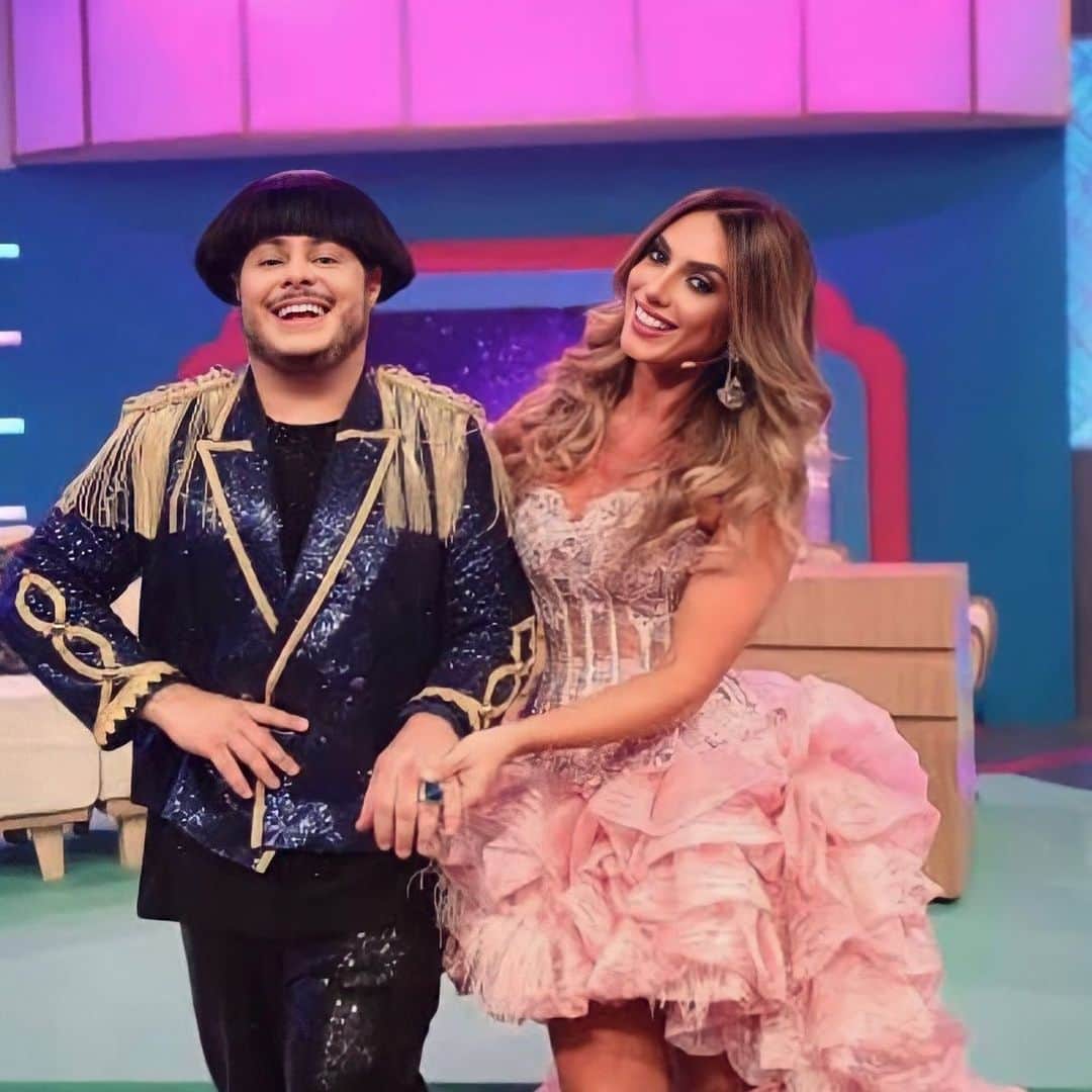 Nicole Bahlsのインスタグラム：「Hoje é seus aniversário amigo , irmão que a vida me deu de presente , te desejo toda felicidade do mundo , muita saúde , muita paz e muitos e muitos sonhos de princesa kkkk te amoooo @marcusmajella  meu surfista preferido 🤗🤗 cabelos ao vento .. porque tem muitas reuniões pela frente」