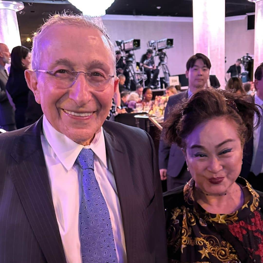 ブレット・ラトナーのインスタグラム：「What an evening last night @simonwiesenthalcenter and @museumoftolerance event honoring Shari Redstone for devoting her life to Education to help us resolve the worlds most pressing issues of divisiveness, hate, and bigotry. It was such a poignant and meaningful reminder of what’s really important in this world. It’s so inspiring to see shining examples of humanity. Huge congratulations to the honorees , the Women of Iran, for their fearlessness and strength and Frank Sinatra, G-d Bless His Soul, for his unrelenting support of Israel and the #SimonWiesenthalCenter That’s why I love Italians! It was such an emotional evening especially bringing two special people in my life together, my Korean big sister Miky Lee who is my closest friend, a humanitarian, philanthropist, and true inspiration to me and my Rabbi Marvin Hier who has devoted his life to ridding the world of hate, bigotry and antisemitism and who also did my late beloved grandfathers Eulogy. As my Great Grandmother Bertha Stone used to say to me in Yiddish before putting me to bed, ZEIT GEZUNT! Good Health to you Rabbi and Miky! Love u both very much!」