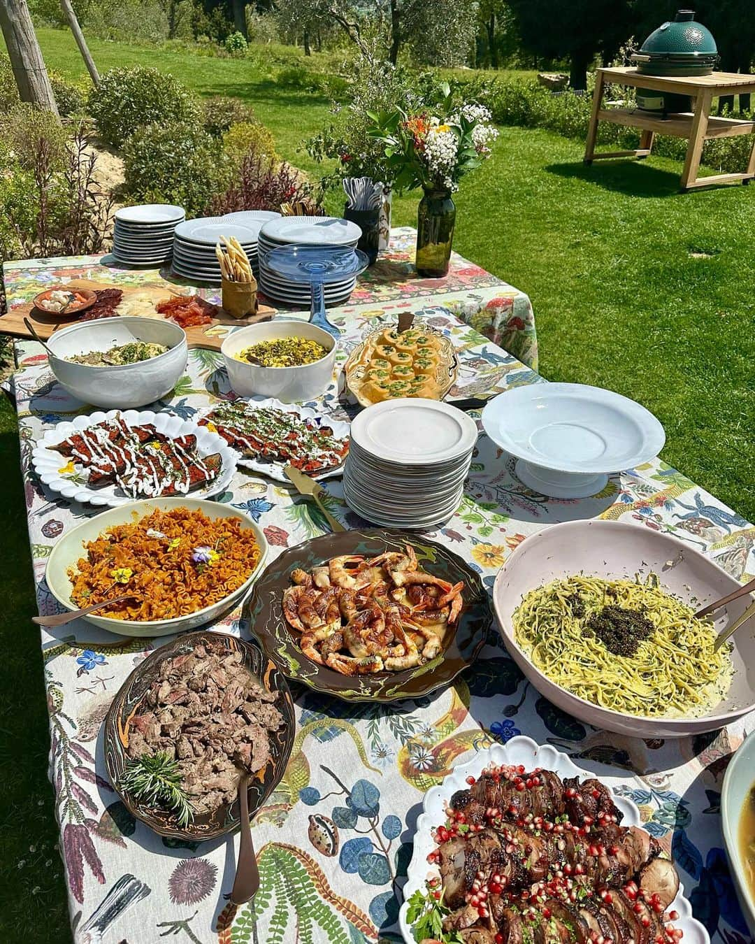 レイチェル・レイさんのインスタグラム写真 - (レイチェル・レイInstagram)「#TBT 😘🤌 to Long Tuscan Al Fresco Lunches…  Carrot flan w fava. Rose Harissa and tomato stuffed eggplant w yogurt  tahini herb sauce. Caviar pasta. Turmeric pasta w ceci (chickpeas). Saffron malloreddus w citrus and pistachio.  Pomegranate molasses rabbit.  Beef filet w rosemary and garlic.  Shrimp w sage wrapped w guanciale.  Fried zucchini blossoms in beer batter w fennel pollen.」5月12日 3時51分 - rachaelray