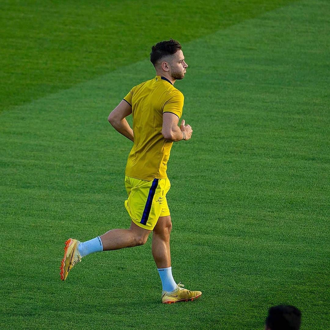 アルバロ・メドランのインスタグラム：「Running onto the weekend.. ⚽️」
