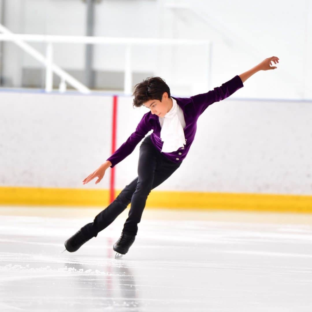 Skate Canadaさんのインスタグラム写真 - (Skate CanadaInstagram)「@davey_howes, the current National Novice champion and Skate Canada Challenge 🥇, is a third generation 🇨🇦 who stays connected to his Asian heritage through his grandfather and his engagement in his local community.  Click the 🔗 in our bio to read his thoughts on representation, visibility, and inclusion in the skating community. __________________  @davey_howes, le champion national novice et médaillé d'🥇 du Défi de Patinage Canada, est un 🇨🇦 de troisième génération qui reste lié à son héritage asiatique grâce à son grand-père et à son engagement dans sa communauté locale.  Cliquez le 🔗 dans notre bio pour lire ses réflexions sur la représentation, la visibilité et l'inclusion dans la communauté du patinage.」5月12日 4時02分 - skate_canada