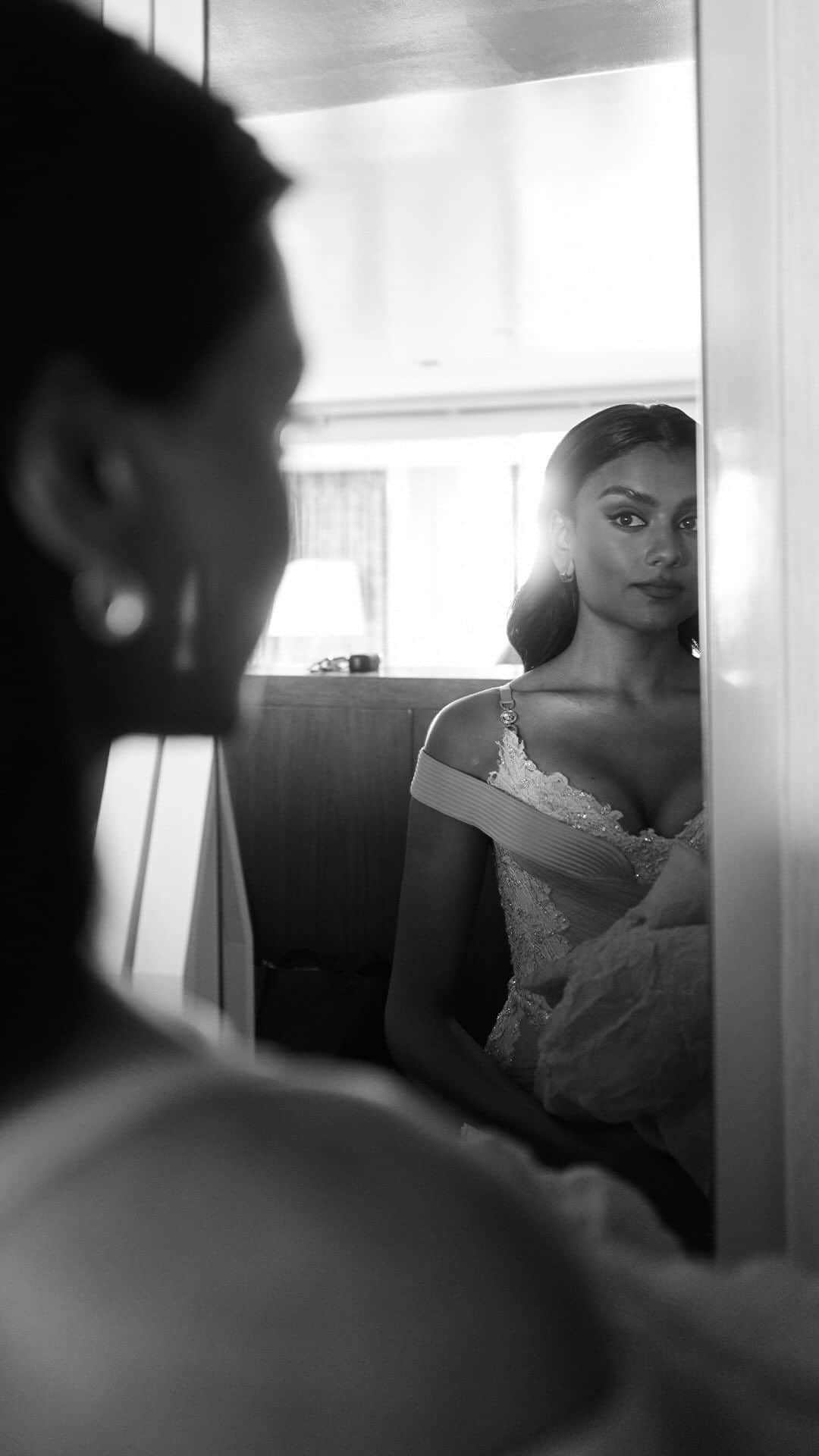 ドゥラメールのインスタグラム：「Someone’s looking rather radiant. Curious to know how @simoneashley got red carpet-ready for the big premiere? For starters, she prepped her skin with our decadent, sea-inspired essentials.  #LaMer #LaMerSkincare #SimoneAshley」