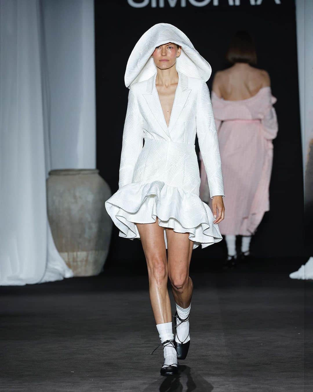 ハビエルシモーラのインスタグラム：「080 Fashion Show | IN-TOCUH SS23 by SIMORRA presented at @080bcnfashion @esma.events  Thanks to @alohas @pardohats 🤍  #SIMORRA #SIMORRASS23 #In-touch #080bcnfashion #080barcelonafashion #080bcn」