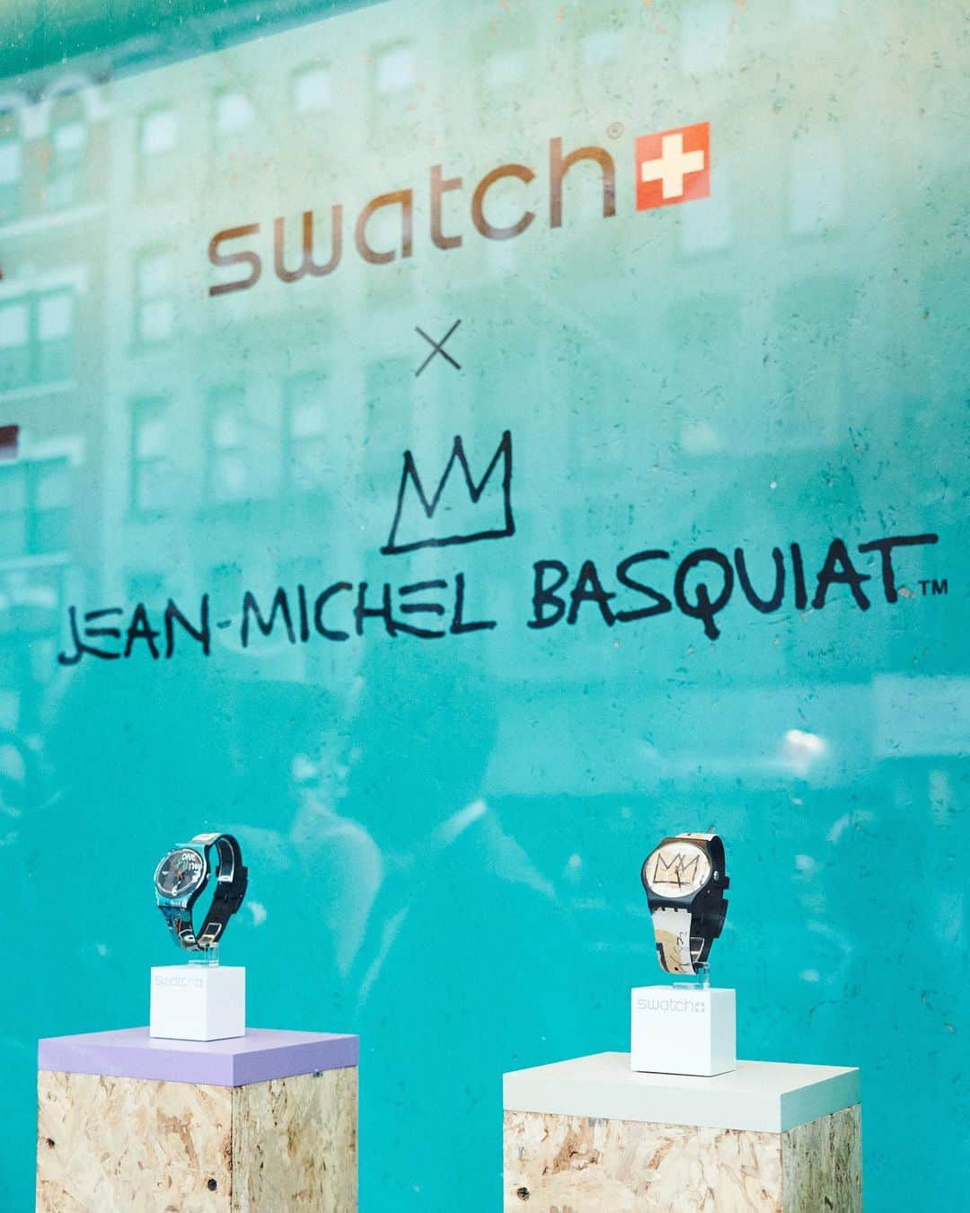 Swatchさんのインスタグラム写真 - (SwatchInstagram)「Paying tribute to the legendary artist, Basquiat, in the city that never sleeps 🌃 #Swatch #SwatchArtJourney #SwatchxBasquiat @basquiatofficial」5月12日 4時14分 - swatch