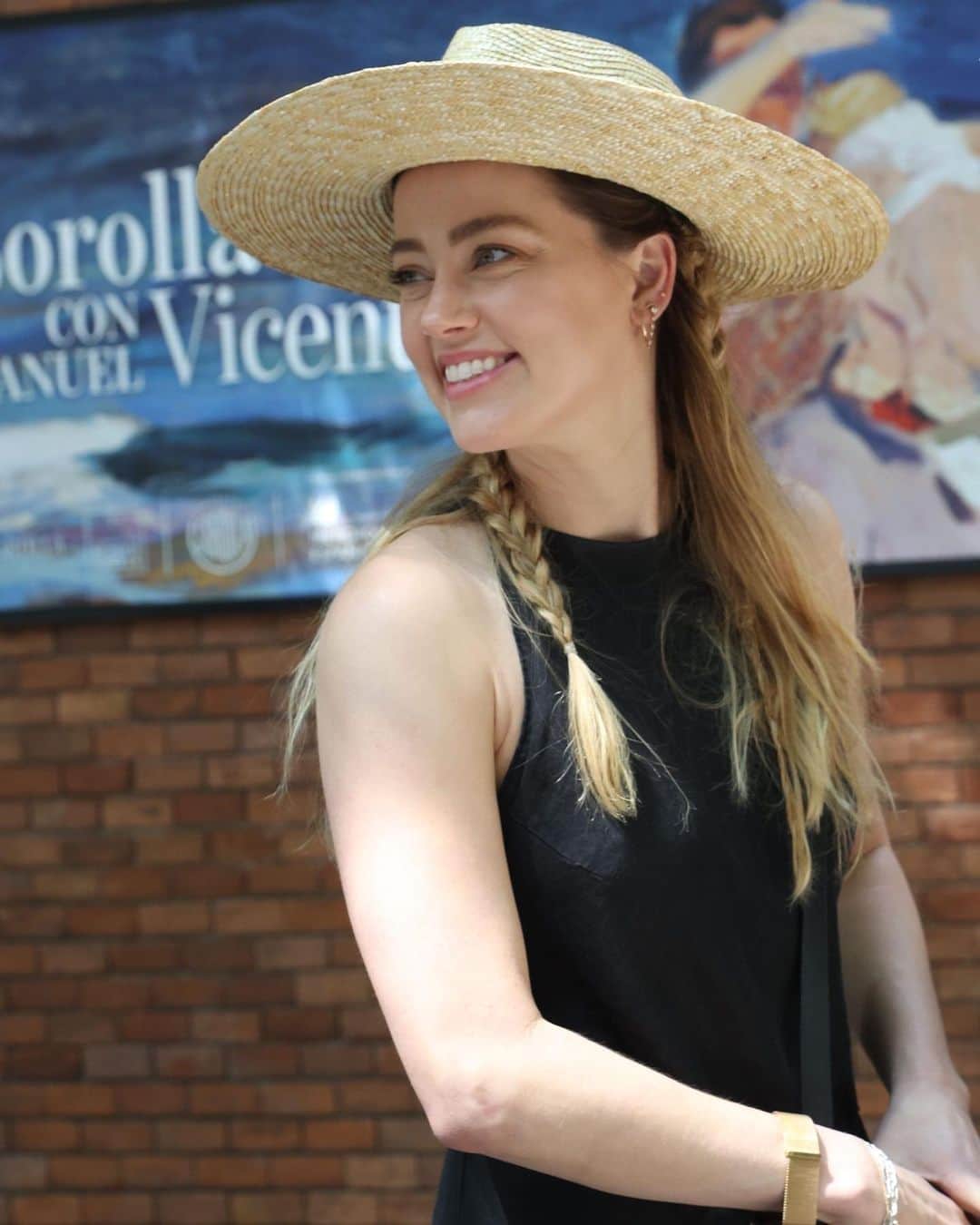 Just Jaredさんのインスタグラム写真 - (Just JaredInstagram)「A relaxed Amber Heard was spotted taking in the sights in Madrid amid reports that she's done with Hollywood and permanently relocating to Spain. We've got more pics and details on JustJared.com! #AmberHeard Photos: Backgrid」5月12日 4時08分 - justjared