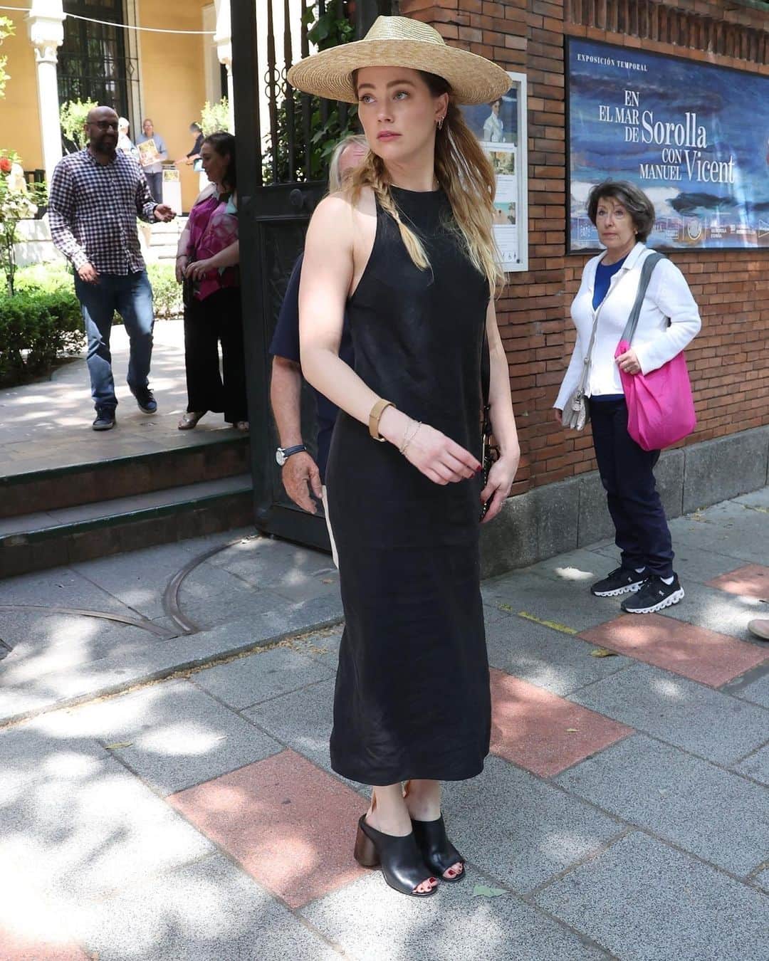 Just Jaredさんのインスタグラム写真 - (Just JaredInstagram)「A relaxed Amber Heard was spotted taking in the sights in Madrid amid reports that she's done with Hollywood and permanently relocating to Spain. We've got more pics and details on JustJared.com! #AmberHeard Photos: Backgrid」5月12日 4時08分 - justjared