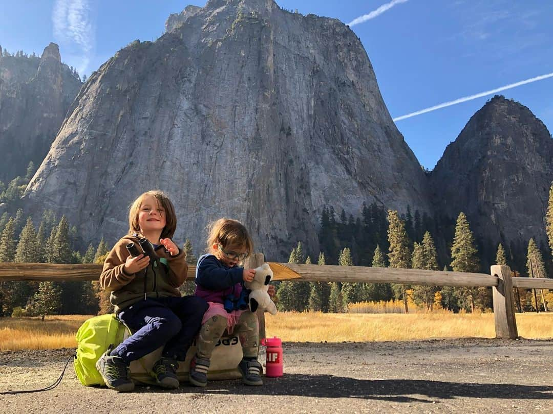 トミー・コールドウェルのインスタグラム：「My kids love dirt bagging it in Yosemite. Heck, everyone loves dirtbagging it in Yosemite.  But let’s be honest, many of us are not dirtbags any more. So we should all think about giving something to this place we love so much.   The silent auction for this years Yosemite Climbers Association fundraiser just went live. There is tons of great stuff to bid on.   I’m donating a “Edelrid diamond ascent day package. A day climbing with me and a Air BNB rental in Estes Park. And I’ve rallied @team_edelrid to donate all their best gear And  @lasportivana to throw in some shoes. If you throw down huge I am willing to climb the Diamond with you. @yosemiteclimbingassociation Link in bio.」