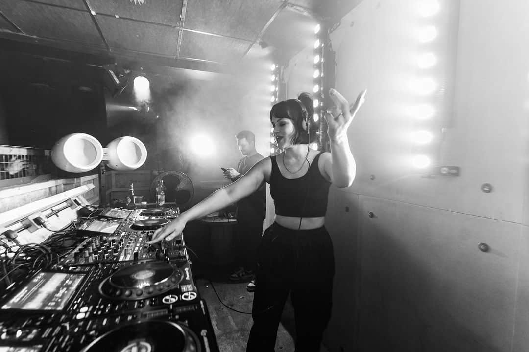 DJ Mel Clarkeのインスタグラム：「What tune am I dropping here? Wrong answers only」