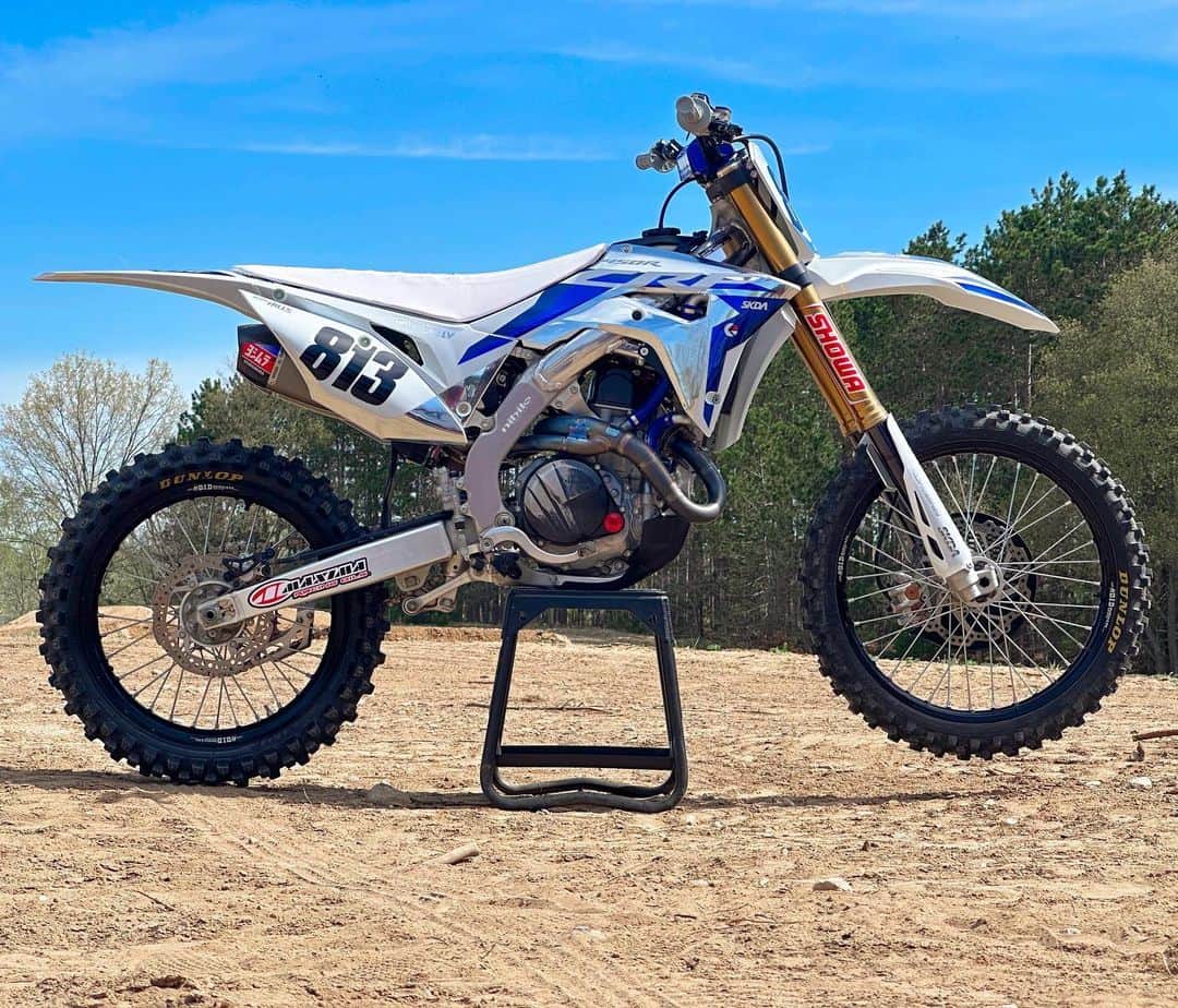 ジャスティン・ヒルズのインスタグラム：「Got with @samdmorton at @skda.moto and came up with a new twist on a classic design. I love how the white, chrome, and blue pop on the bike. This kit is available online at SKDA.com What do you think?#graphics #honda #blue #chrome #litkit #crf450rwe #motocross #moto」