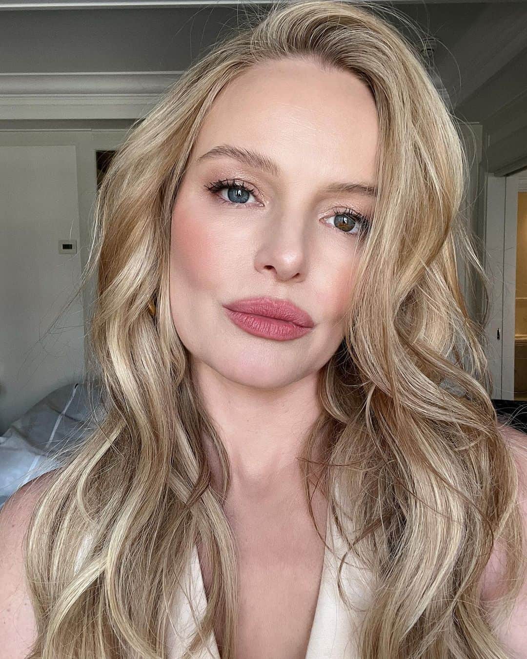 ケイト・ボスワースのインスタグラム：「Dream beach waves from dream girl @jennifer_yepez for @thedrewbarrymoreshow today :) 🌊🌸🌅」