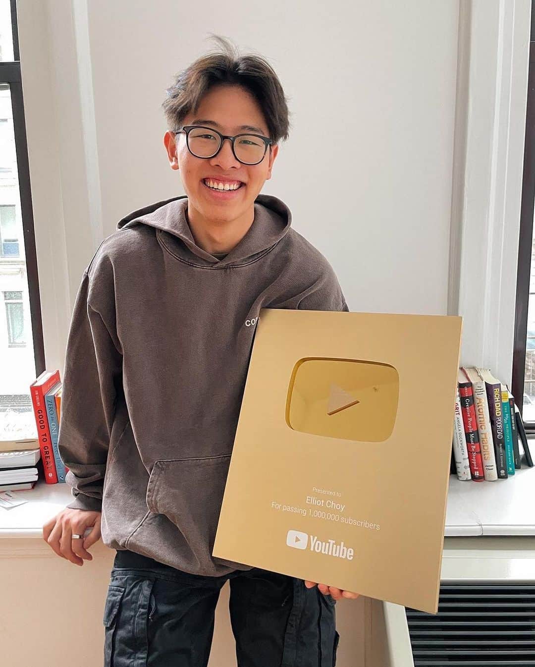 YouTubeさんのインスタグラム写真 - (YouTubeInstagram)「a gold #YouTubeCreatorAwards looks good on you @elliotchoy ✨⭐️💫 celebrate Elliot & more creators for #APAHM at the link in bio!!」5月12日 4時30分 - youtube