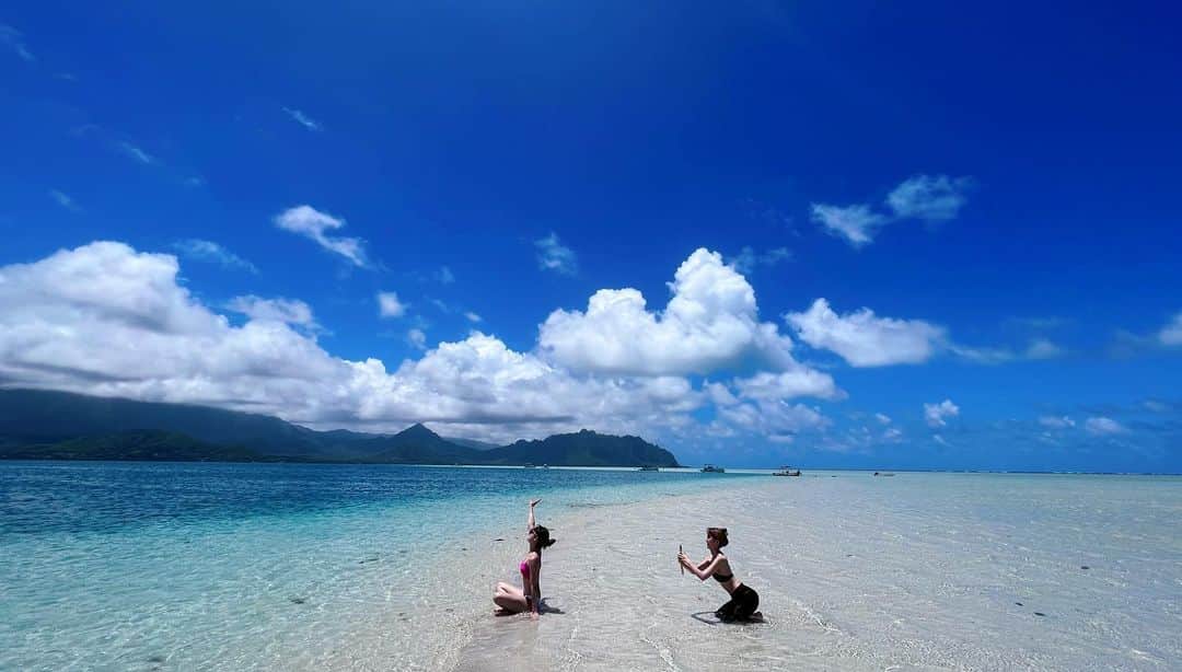 SHO-NOさんのインスタグラム写真 - (SHO-NOInstagram)「あゆのBLUE BIRDのPV場所！わら めちゃくちゃきれい🐬🏝 このあとふーかちゃんは🪼⇽こーゆークラゲにさされた ⁡ ⁡  #sandbar #sandisland #sandbeach #honolulu #Hawaii #BLUEBIRD #sandbeachhonolulu #beach」5月12日 4時34分 - shono.contact