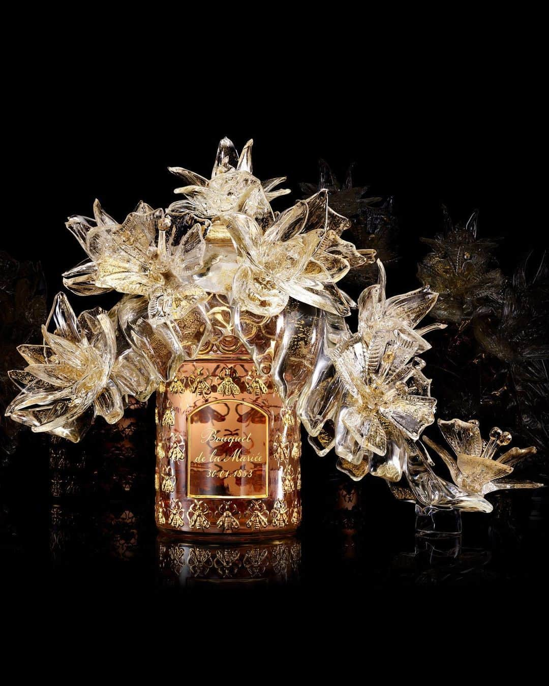 ゲランさんのインスタグラム写真 - (ゲランInstagram)「An exquisite, blooming sculptural adornment of Murano glass flowers transforms Guerlain's iconic Bee Bottle in this masterpiece of Venetian craftsmanship.​  Formed around a leaf of blown glass and a wave of white flowers, a breathtakingly detailed glass sculpture by glassmaker Aristide Najean stands testament to the Maison Guerlain's legacy of championing artistic excellence.​  #Guerlain #GuerlainParfumeur #ExceptionalPiece #BeeBottle @aristide.najean」5月12日 21時35分 - guerlain