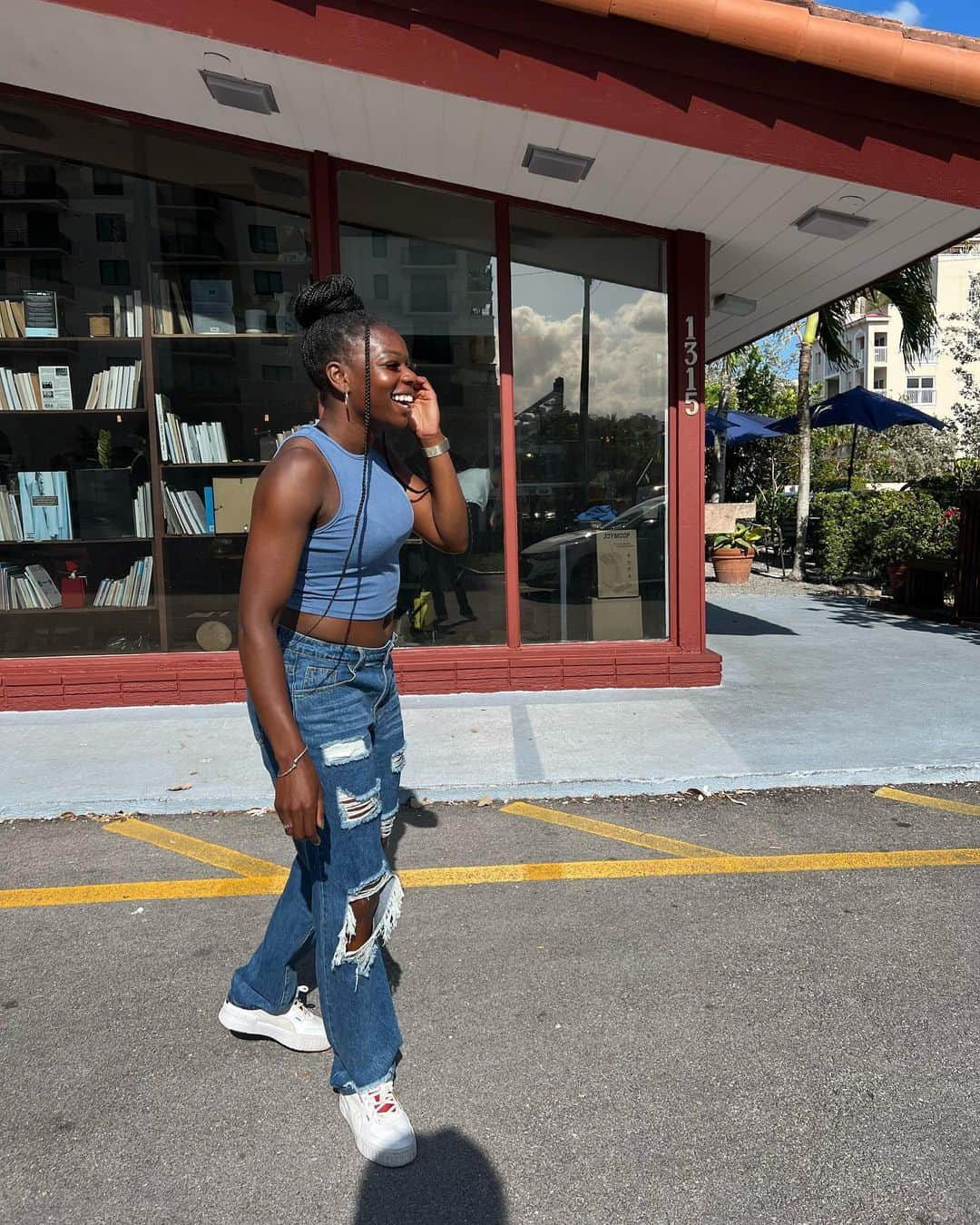 アシャ・フィリップのインスタグラム：「when you know the best is yet to come🦋🦋🦋🦋  #blackgirlmagic #blue #denim #305 #livelife」