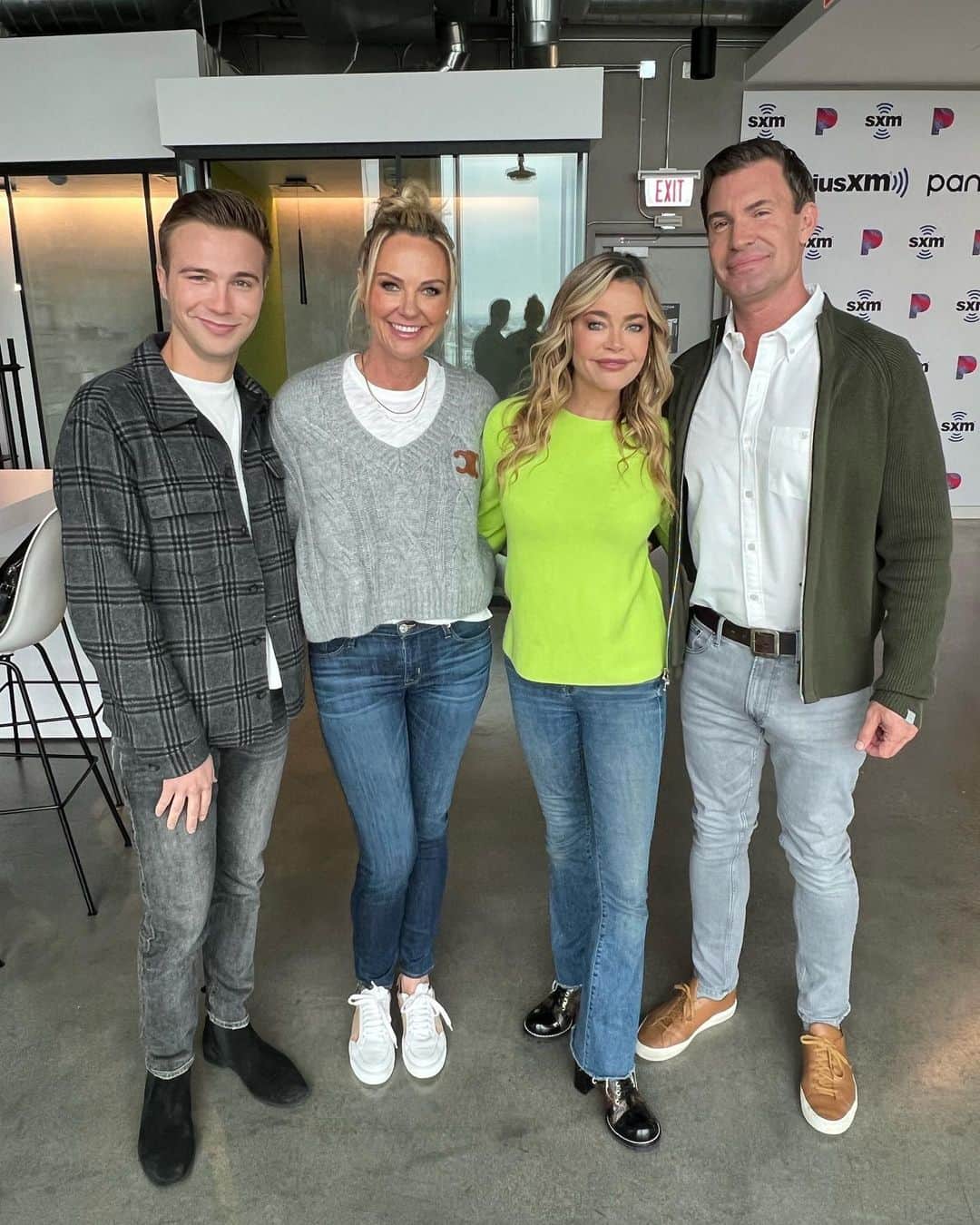 デニス・リチャーズのインスタグラム：「Always love chatting with @jljefflewis, @megancatalina, and @shane.douglas on @radioandysxm Channel 102. 💛」
