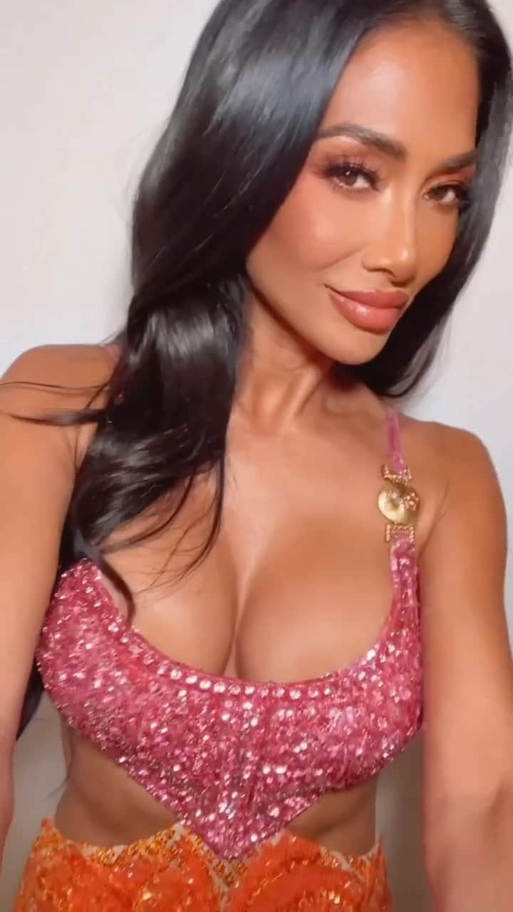 ニコール・シャージンガーのインスタグラム：「💖✨🧡  Makeup: @ernestocasillas  Hair: @justinemarjan  Styling: @highheelprncess  Dress: @falgunishanepeacock」