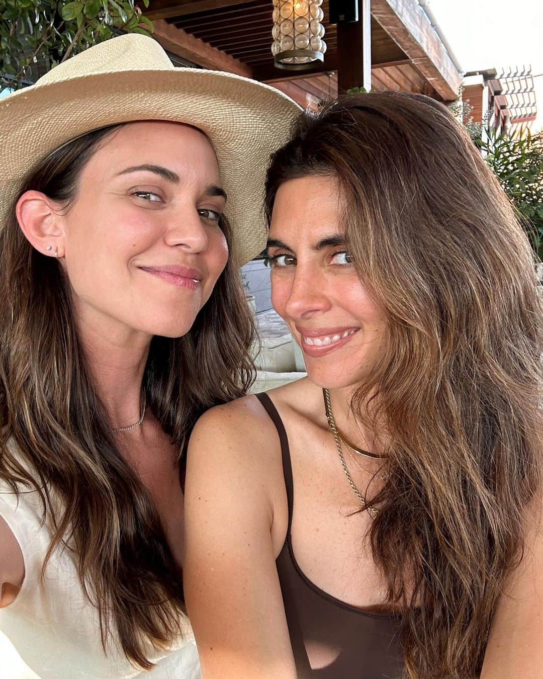 オデット・アナブルのインスタグラム：「There is no one I would rather share my birthday with than you @jamielynnsigler and that’s saying a lot because I love my birthday ;) #thisis38 🥳」