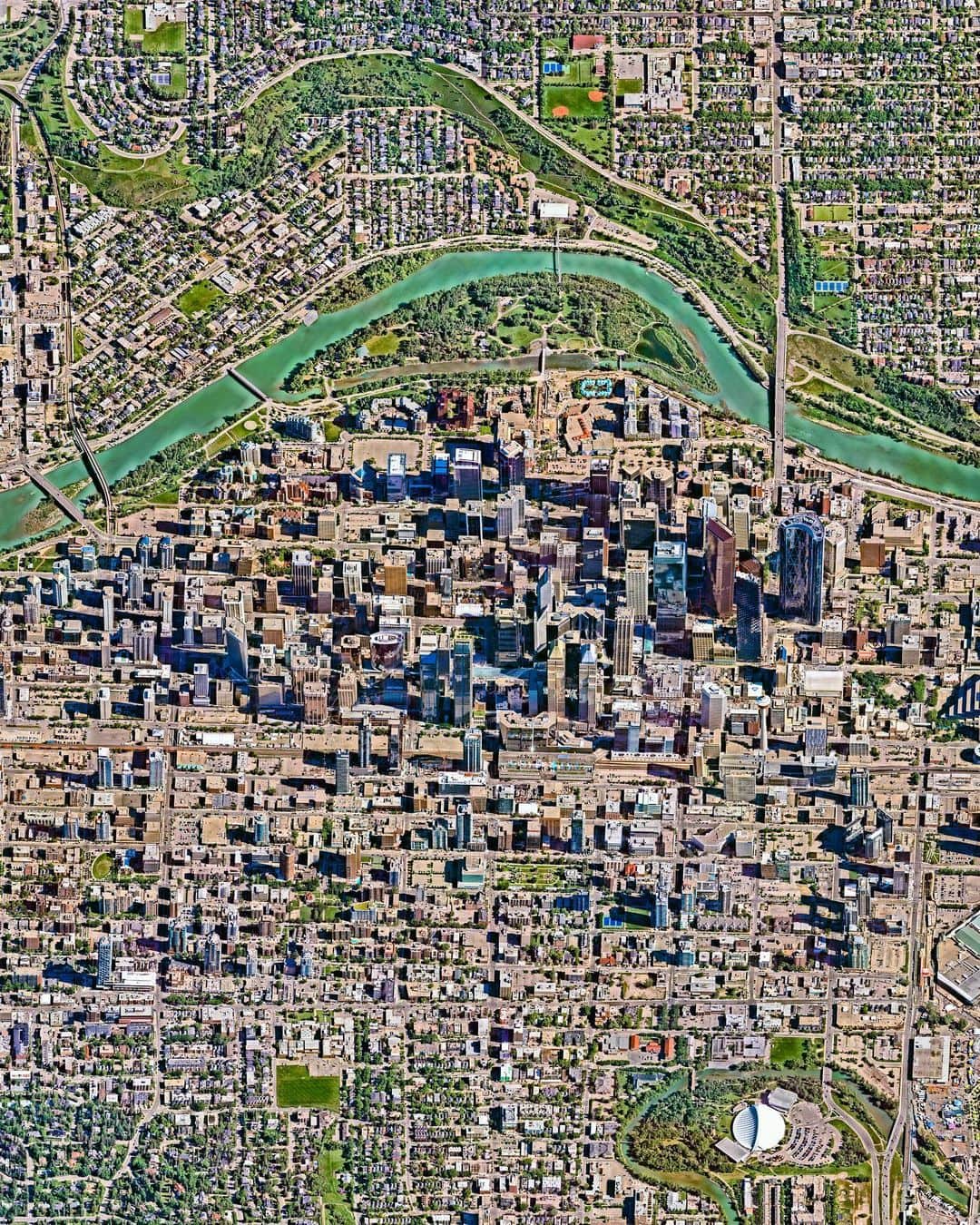 Daily Overviewさんのインスタグラム写真 - (Daily OverviewInstagram)「Check out this Overview of Downtown Calgary captured at a low angle. With more than 1.3 million inhabitants, Calgary is the third-largest city in Canada and largest in the province of Alberta. Several city landmarks are visible from this perspective, including Calgary Tower, Prince’s Island Park, and The Bow — a crescent-shaped skyscraper. — Created by: @dailyoverview Source imagery: @nearmap」5月12日 5時02分 - dailyoverview