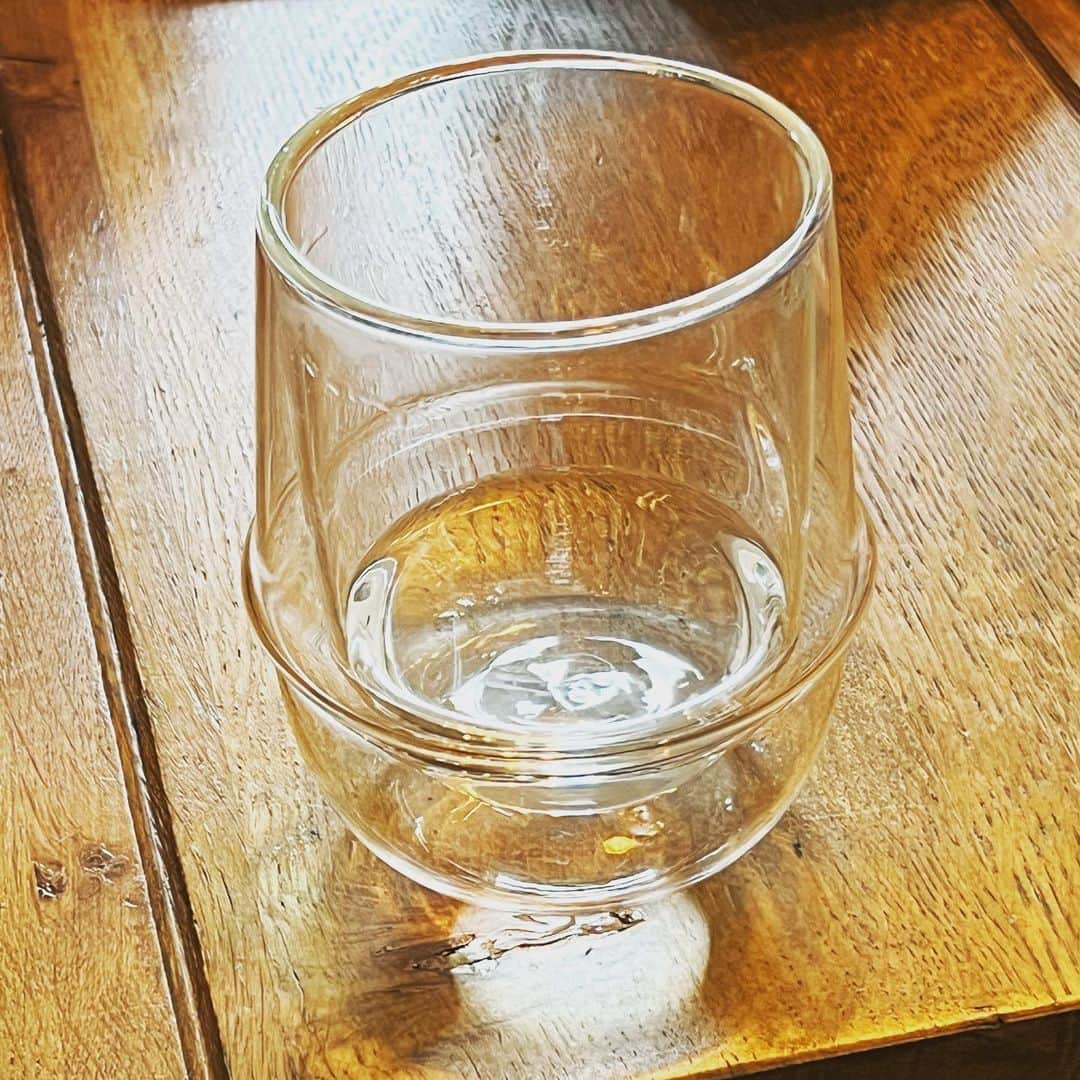 安倍吉俊さんのインスタグラム写真 - (安倍吉俊Instagram)「このコップはガラスが二重になって保温性が高いんだけど、そのせいか水面の中心がくぼんで見える。なんか不思議」5月12日 10時32分 - abfly