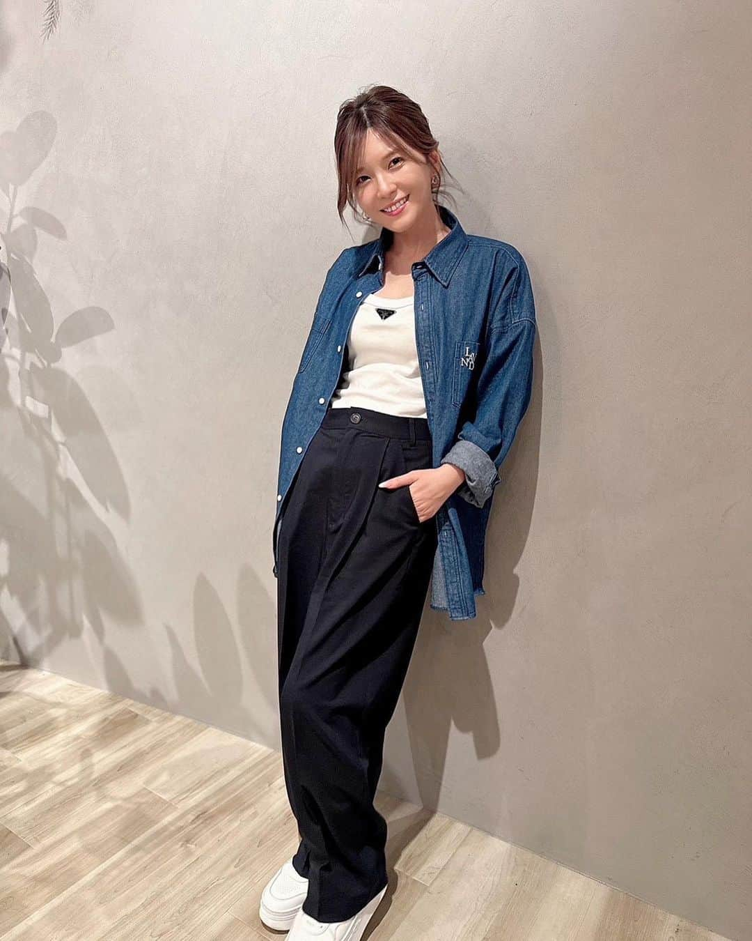 宇野実彩子さんのインスタグラム写真 - (宇野実彩子Instagram)「． 会社で打ち合わせコーデだよ👗💞  私の最近はオーバーシャツ頻度高し💎‎  みんなの春コーデもアップしてほしいな、見たいです‪🫶🤍」5月12日 13時00分 - misako_uno_aaa