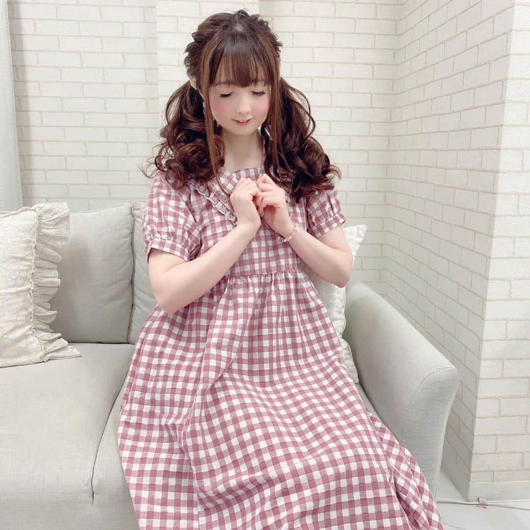 伊藤芽衣のインスタグラム：「大阪での めいちコーデ♡ ⁡ この日は、 ちょっと疲れが たまっていたので、 ⁡ 楽ちんで かわいいを意識しました！ ⁡ merry jennyさん @merryjenny_instagram  ⁡ のゆるっとワンピに リボンスニーカー🎀 ⁡ 髪型は いつもより ふわふわ感増して ボリューミーにしました！ ⁡ ⁡ #ガーリーファッション #ガーリーコーデ  #メリージェニー　 #メリジェニ #merryjenny」
