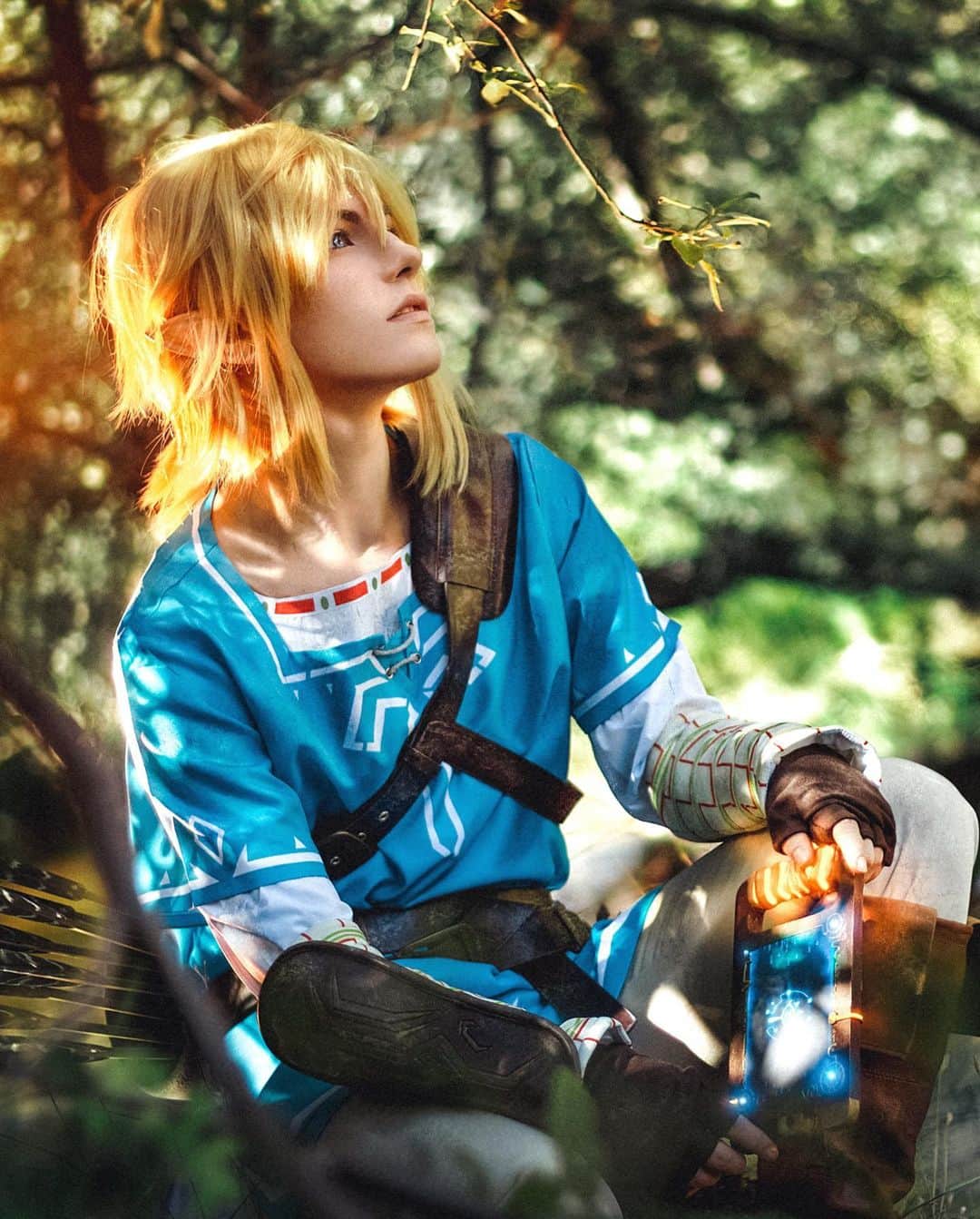 Geheさんのインスタグラム写真 - (GeheInstagram)「Zelda Tears of the Kingdom is almost here 🥹 man I'm emotional. Can't wait to see all the new outfits and want to cosplay them all lol- Which is your favorite that I've done and which new one would you like to see? 👁️👁️  PHOTOGRAPHERS: 1- @neolynnphotography  2- @pnkvirus  3- @peckphotograph  4- myself ✨👍 #totk #botw #zelda #cosplay #linkcosplay #tearsofthekingdom」5月12日 5時11分 - geheichou